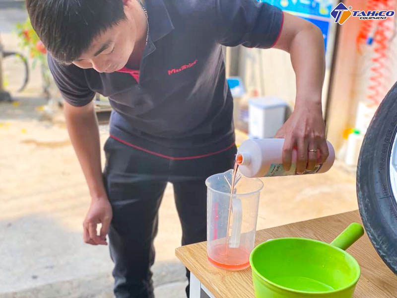 Dung dịch làm đen bóng vỏ lốp Ventek 1 lít