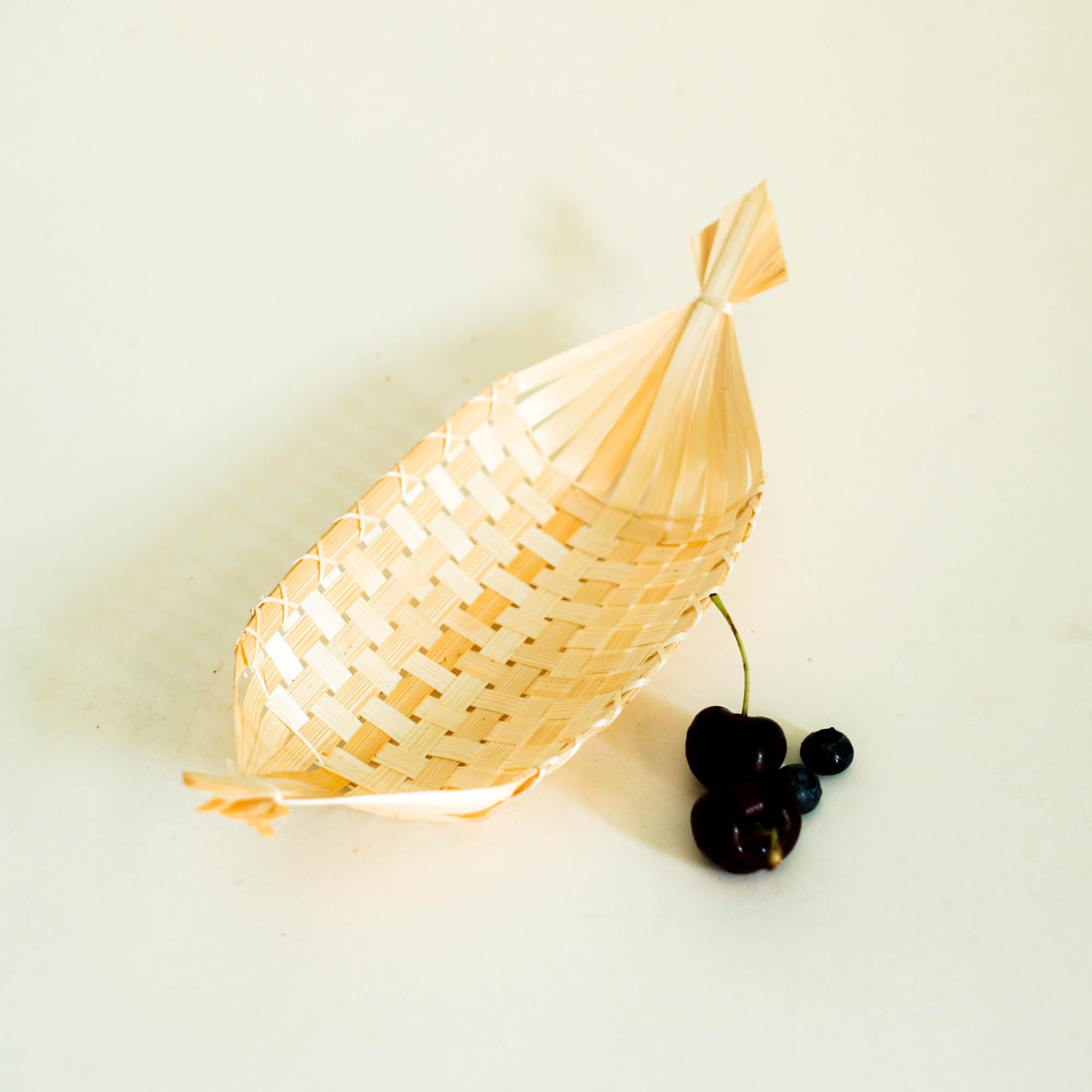 Thuyền tre đan đang tr&iacute; thực phẩm, Woven bamboo tray