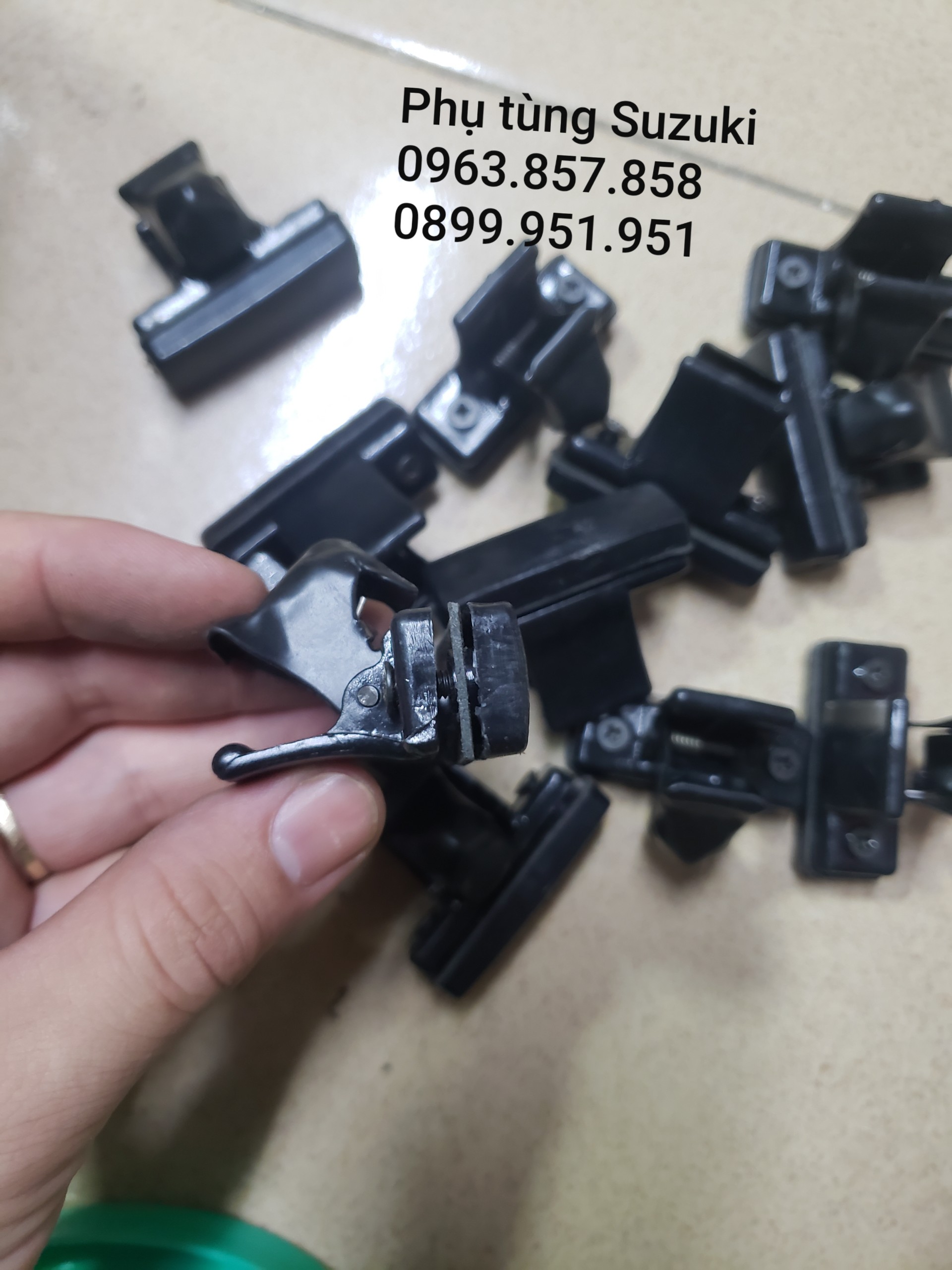 Khóa kính cửa lùa SUZUKI 7 chỗ ( Van)