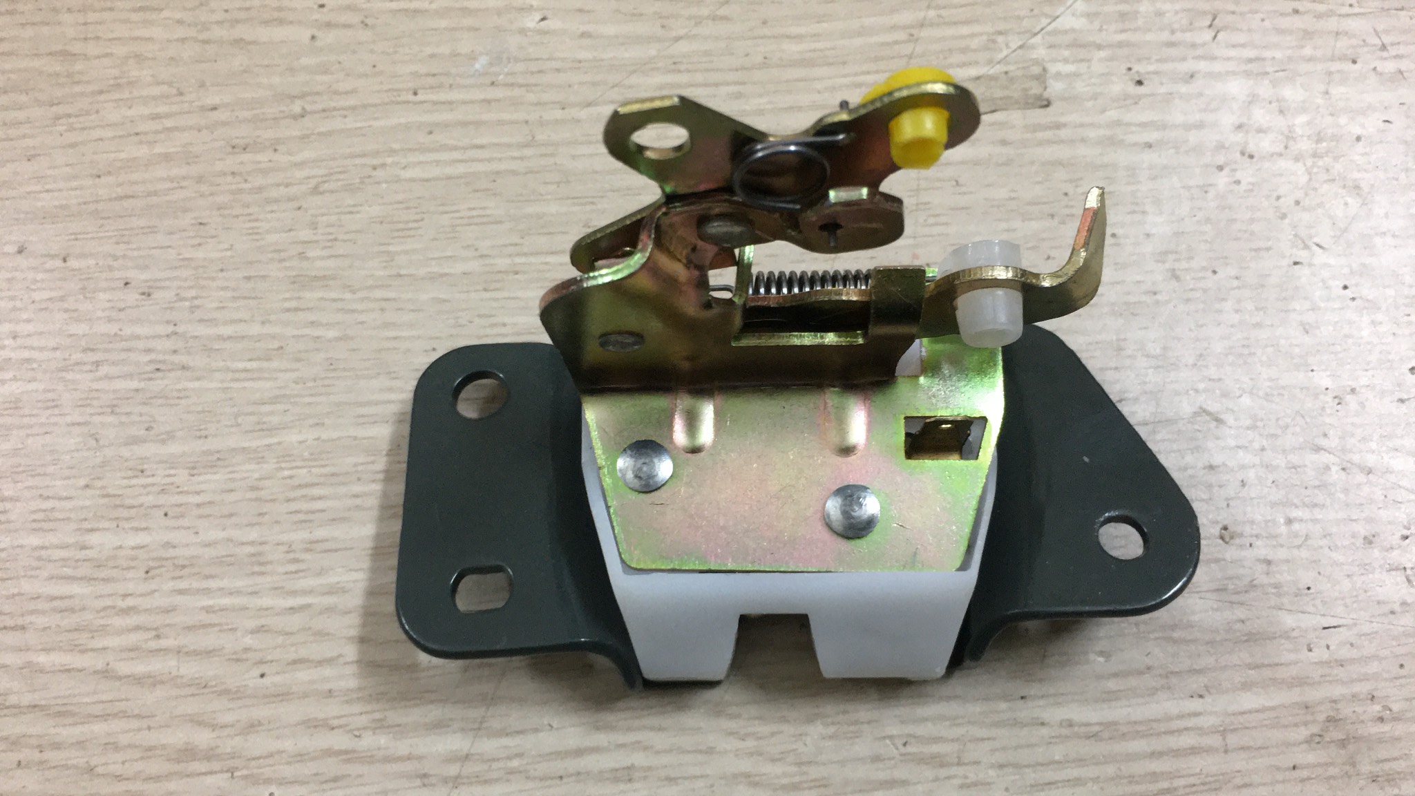 Ổ khóa ngậm cốp sau Mitsubishi Jolie