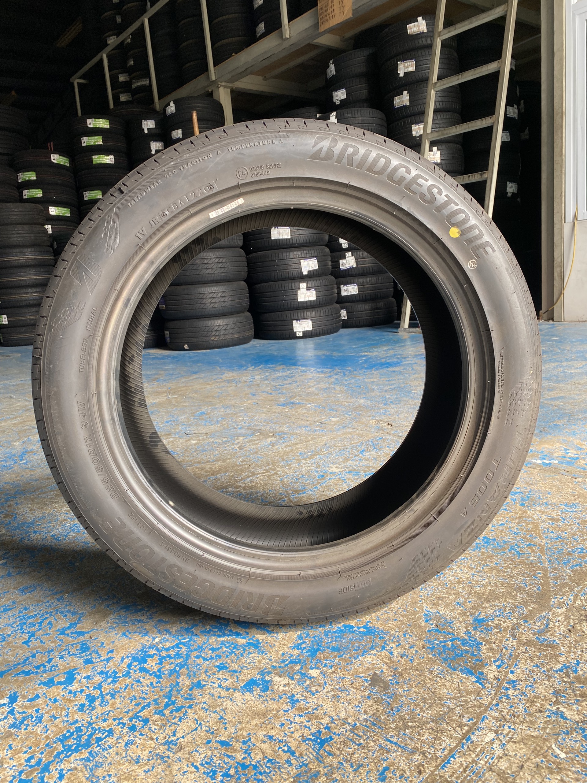 Lốp Bridgestone 225/50R17 T005 Thái date2023