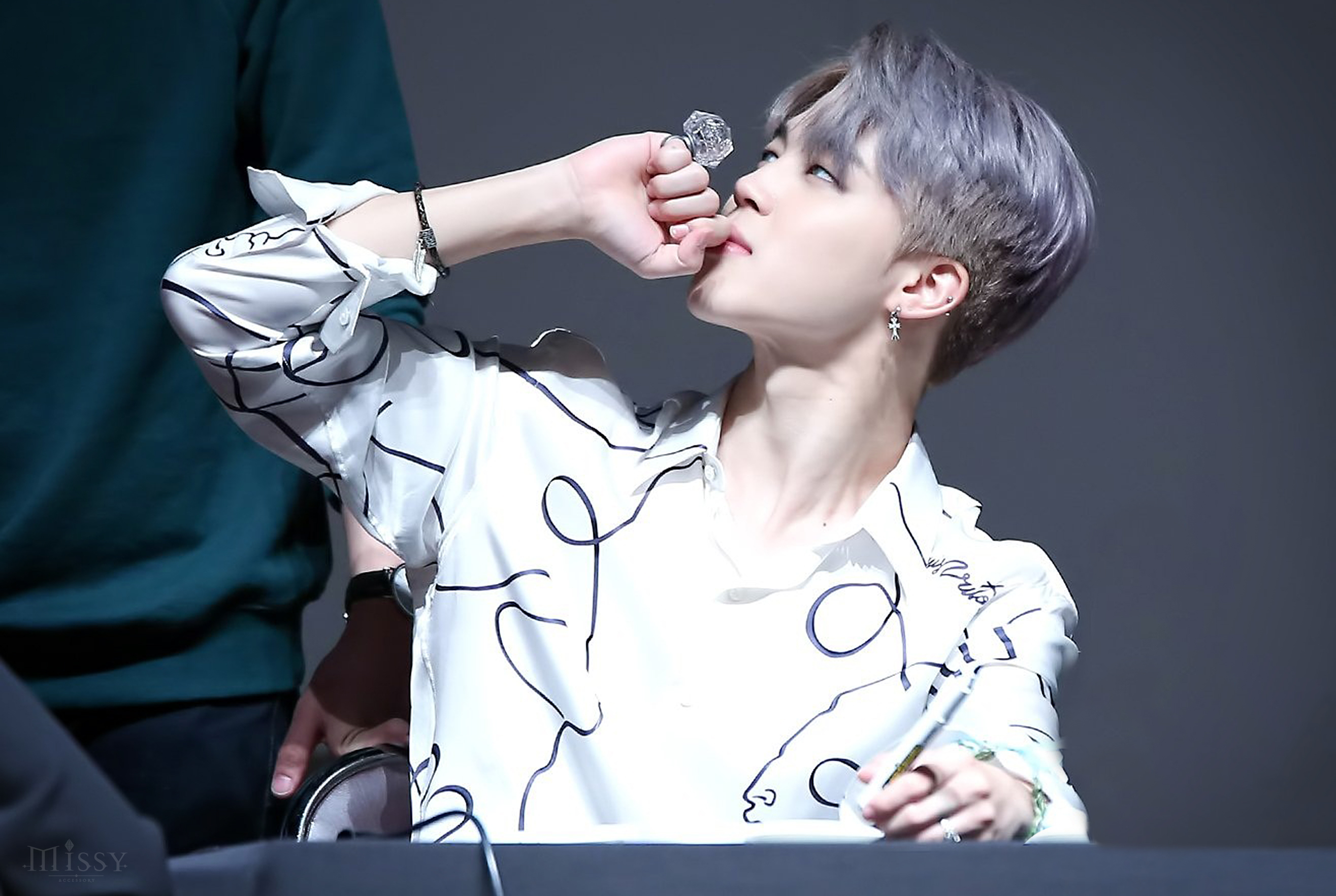 Khuyên tai Chrome Heart (dạng rơi)