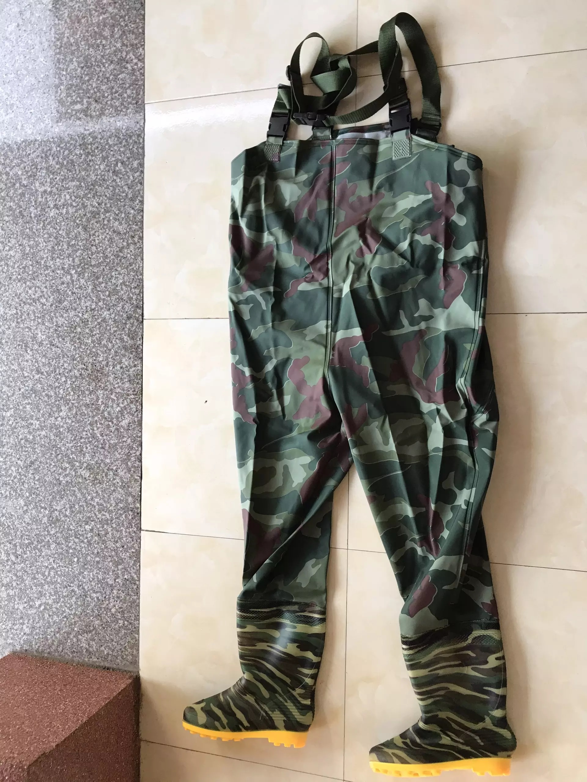 Ủng yếm lội nước Hoa San đế cứng size 38-43, ủng lội nước liền quần