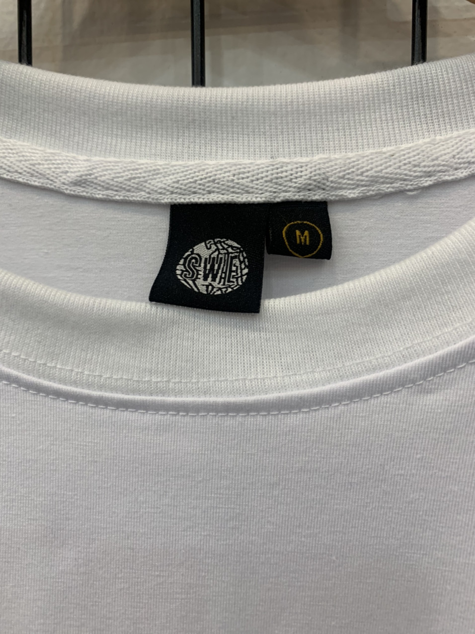 [YoloBoutique] ÁO THUN SWE MOZZIE UNISEX (ĐEN, TRẮNG)