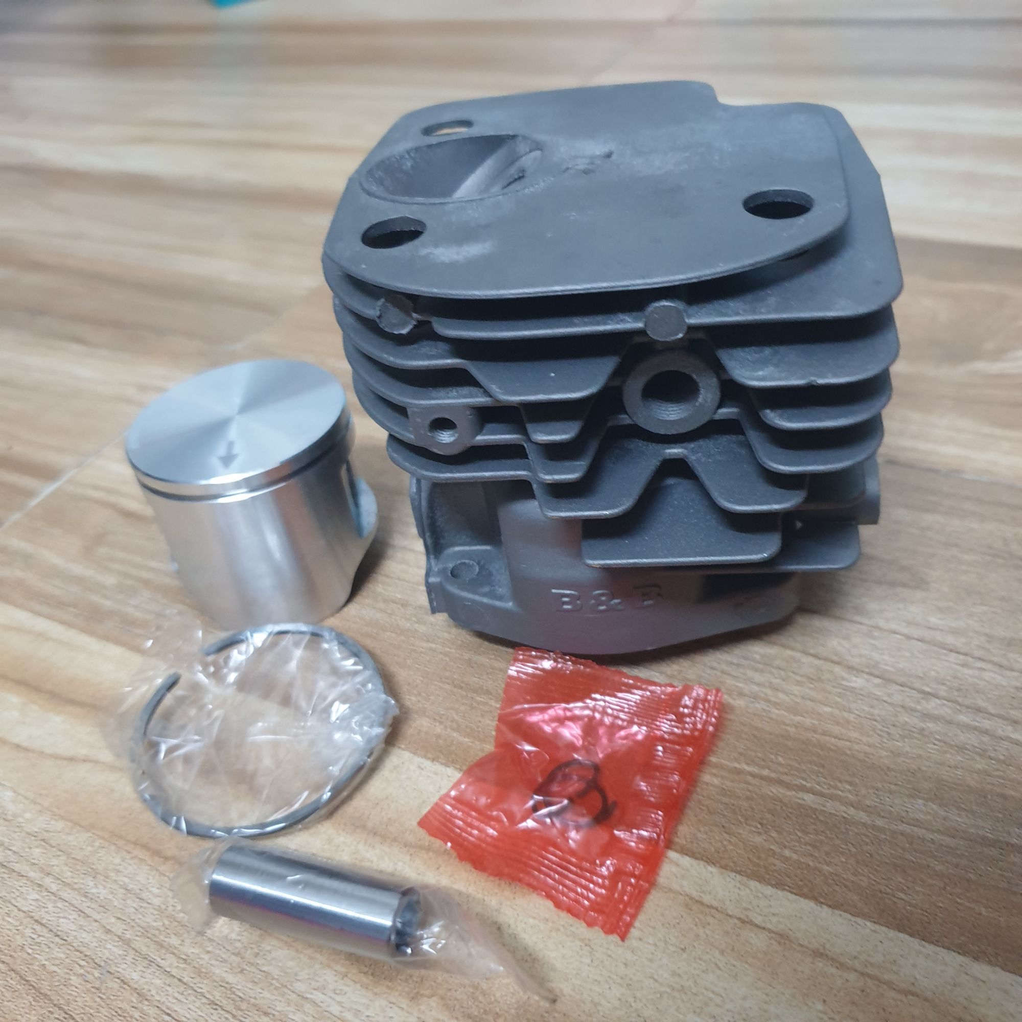 Bộ hơi - nòng xi lanh piston cổ tròn, vuông máy cưa 365 có 2 lựa chọn