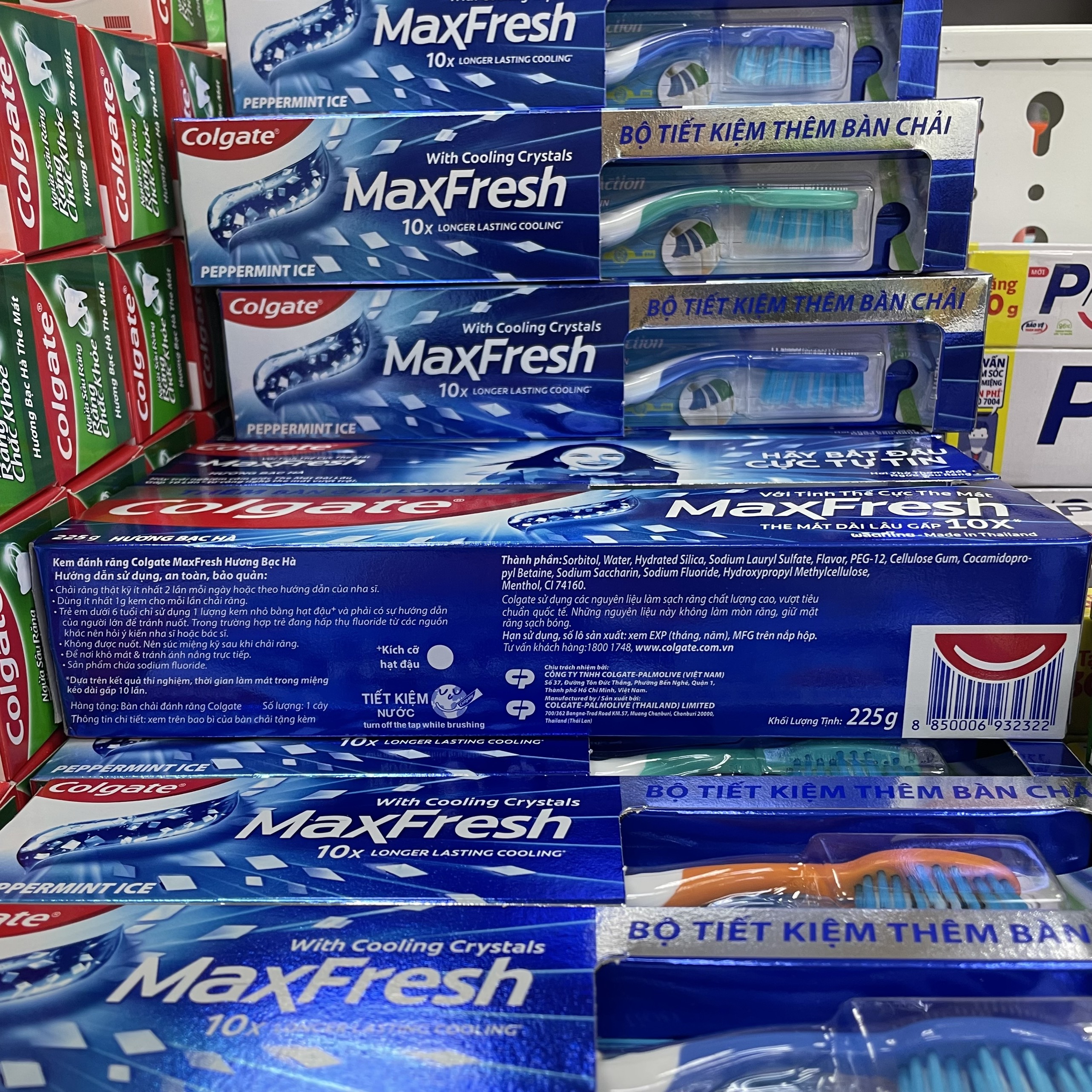 Tặng bàn chải, Kem đánh răng Colgate Maxfresh 230g
