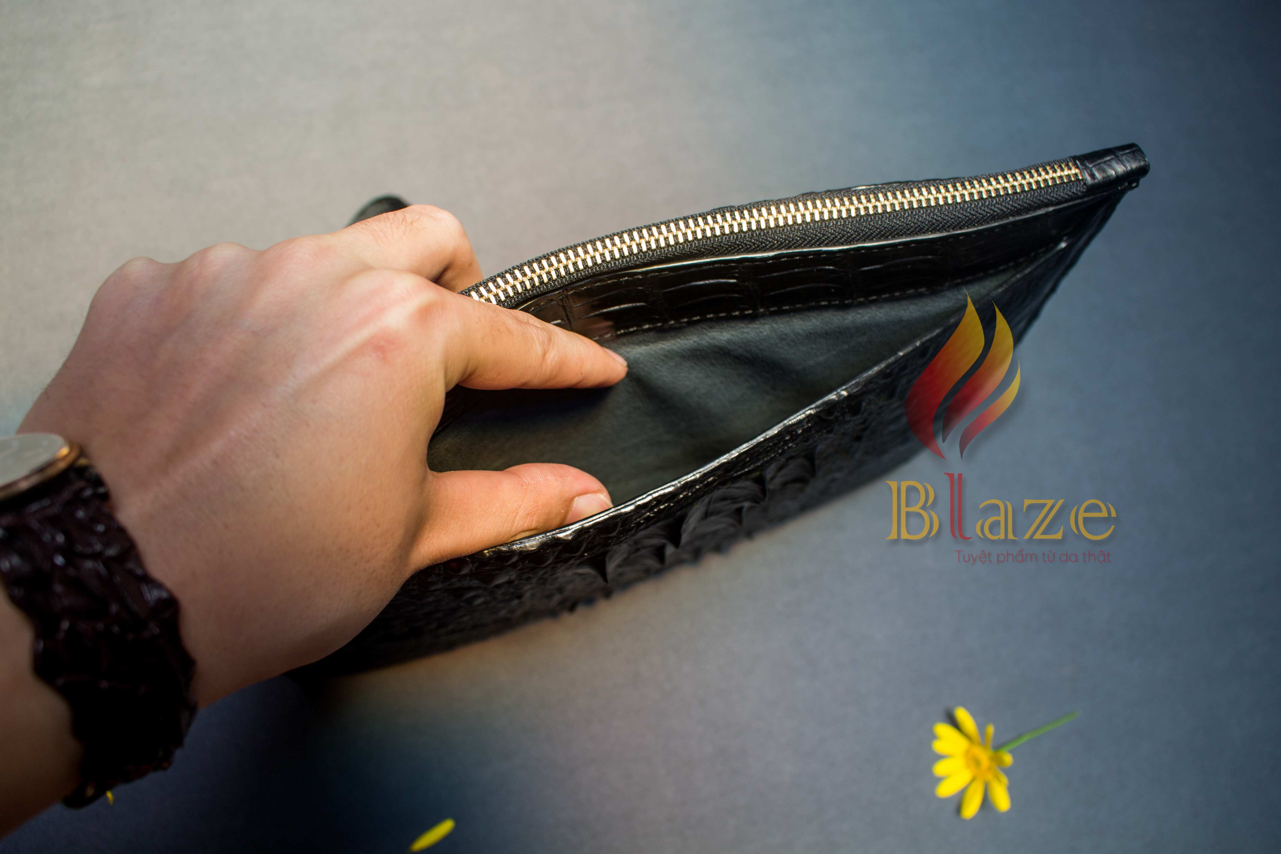 Ví Clutch kẹp nách da cá sấu Blaze