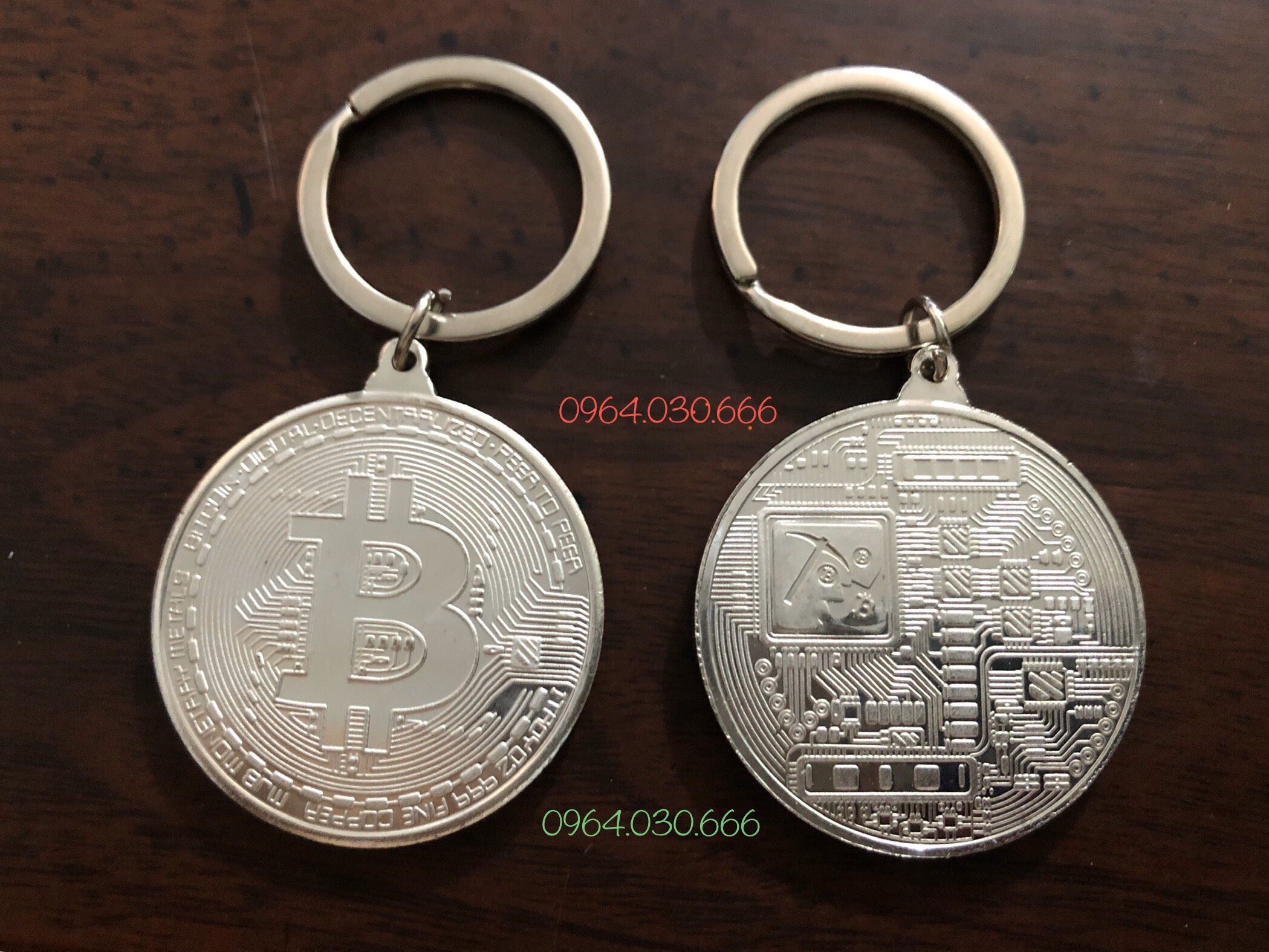 [Lạ] Móc chìa khóa chế tác từ đồng Bitcoin, VÀNG, BẠC, ĐỒNG, đẳng cấp