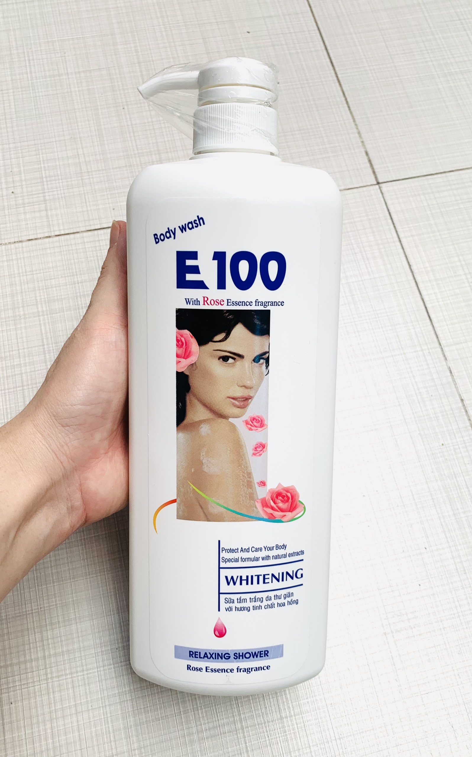 [HCM] 1 CHAI SỮA TẮM TRẮNG DA TINH CHẤT HOA HỒNG E100 1,1L