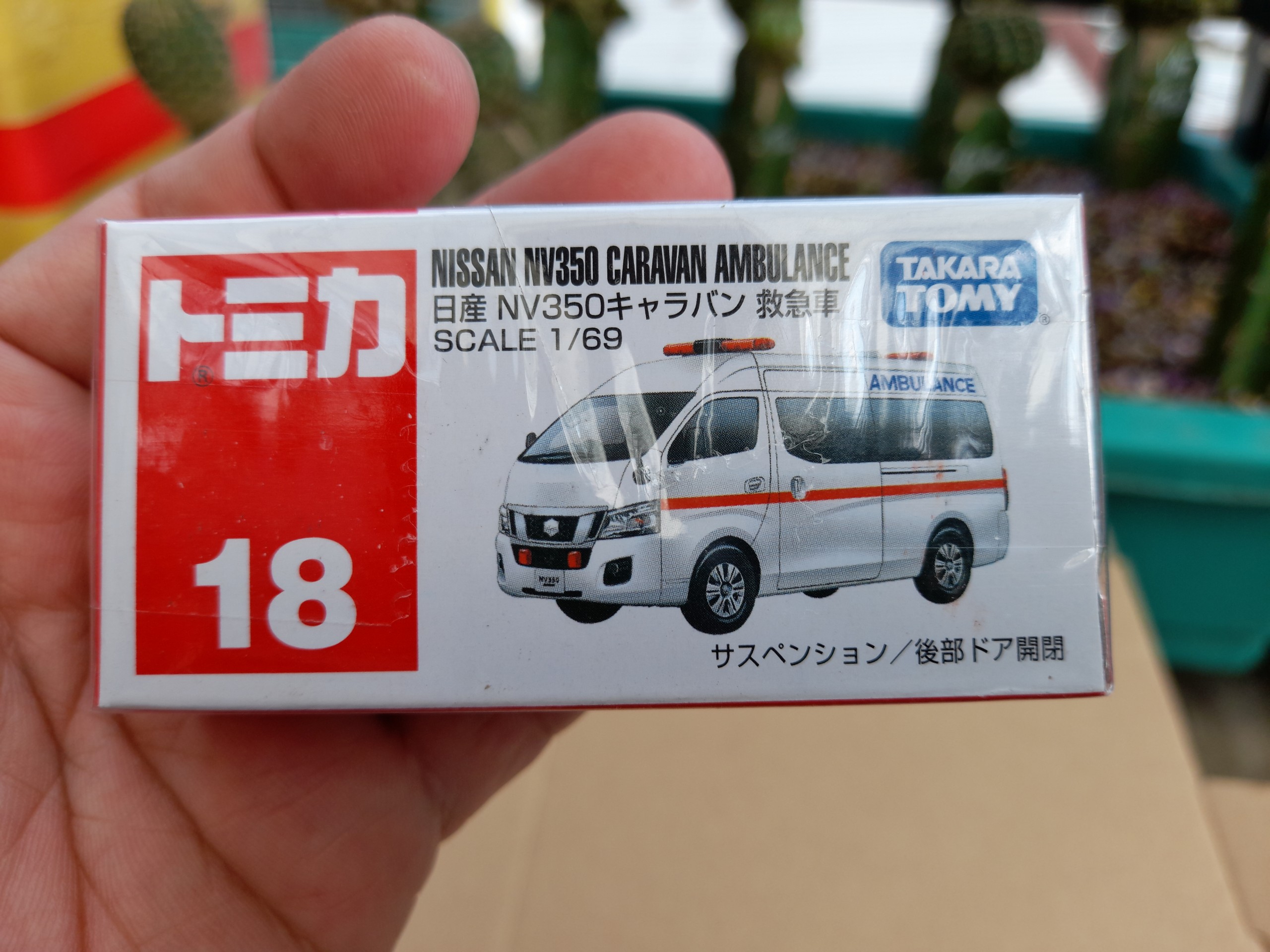 Xe mô hình Tomica (Có hộp số 18) - Xe cứu thương Nissan Ambulance mở được cửa sau màu trắng giá rẻ cho bé hay sưu tập