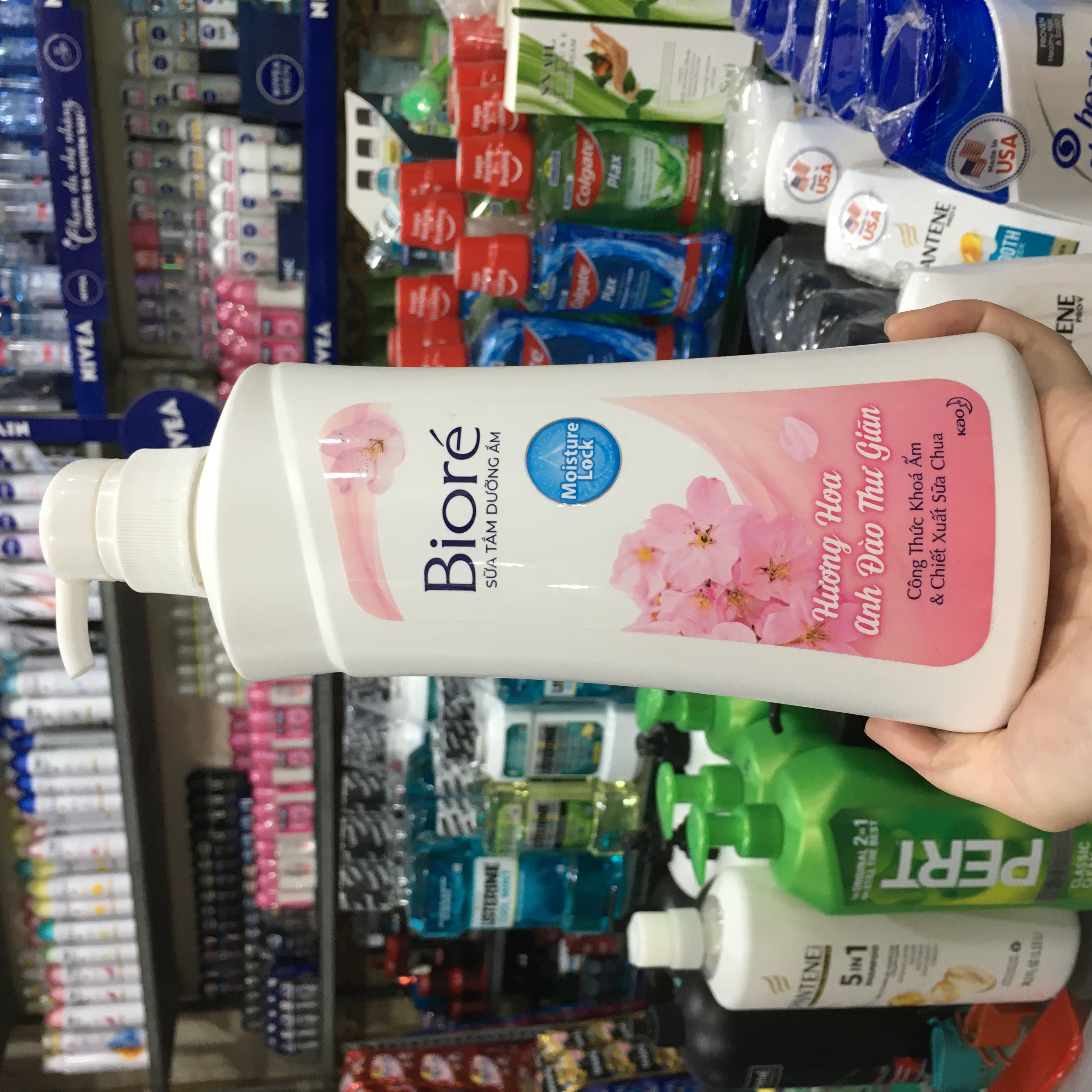 Sữa tắm dưỡng ẩm mịn da Biore hương hoa anh đào 530g