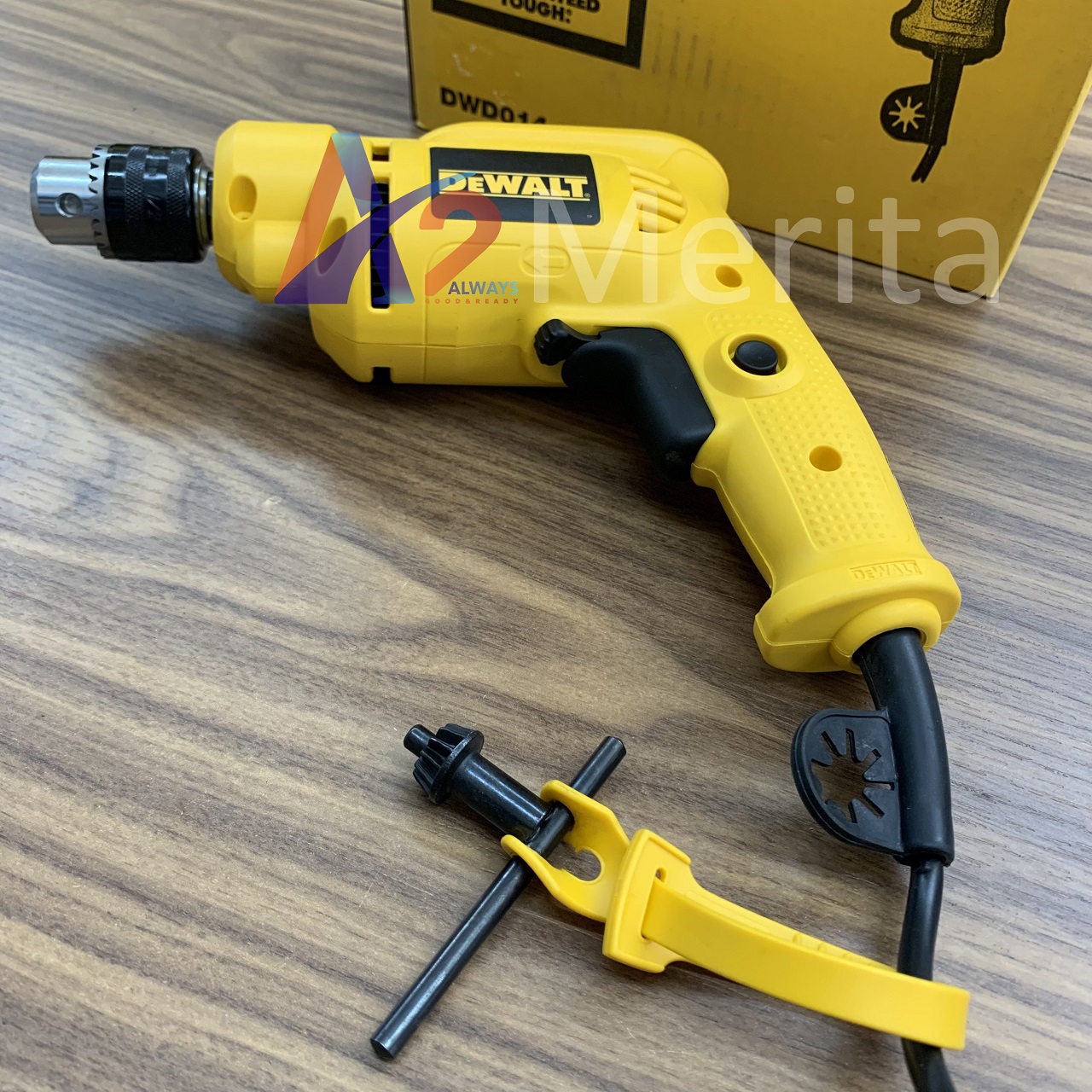 Máy khoan sắt đảo chiều 550W Dewalt DWD014-B1
