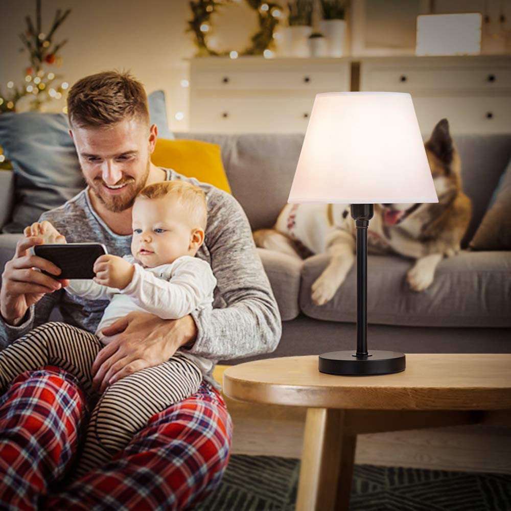 Đèn để bàn hiện đại với chao đèn vải