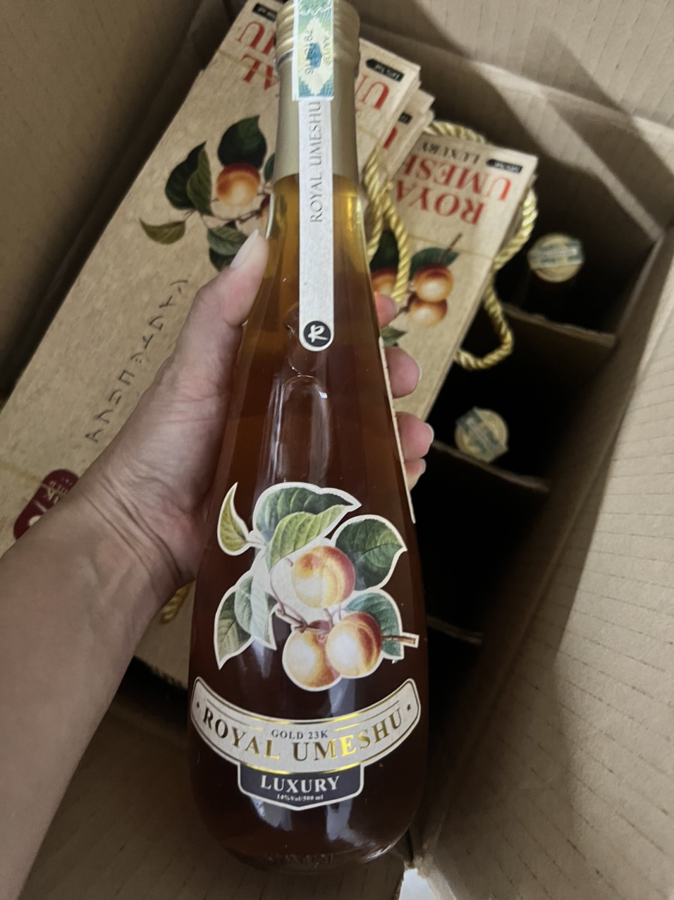 Royal Umeshu rượu mơ vảy vàng Nhật