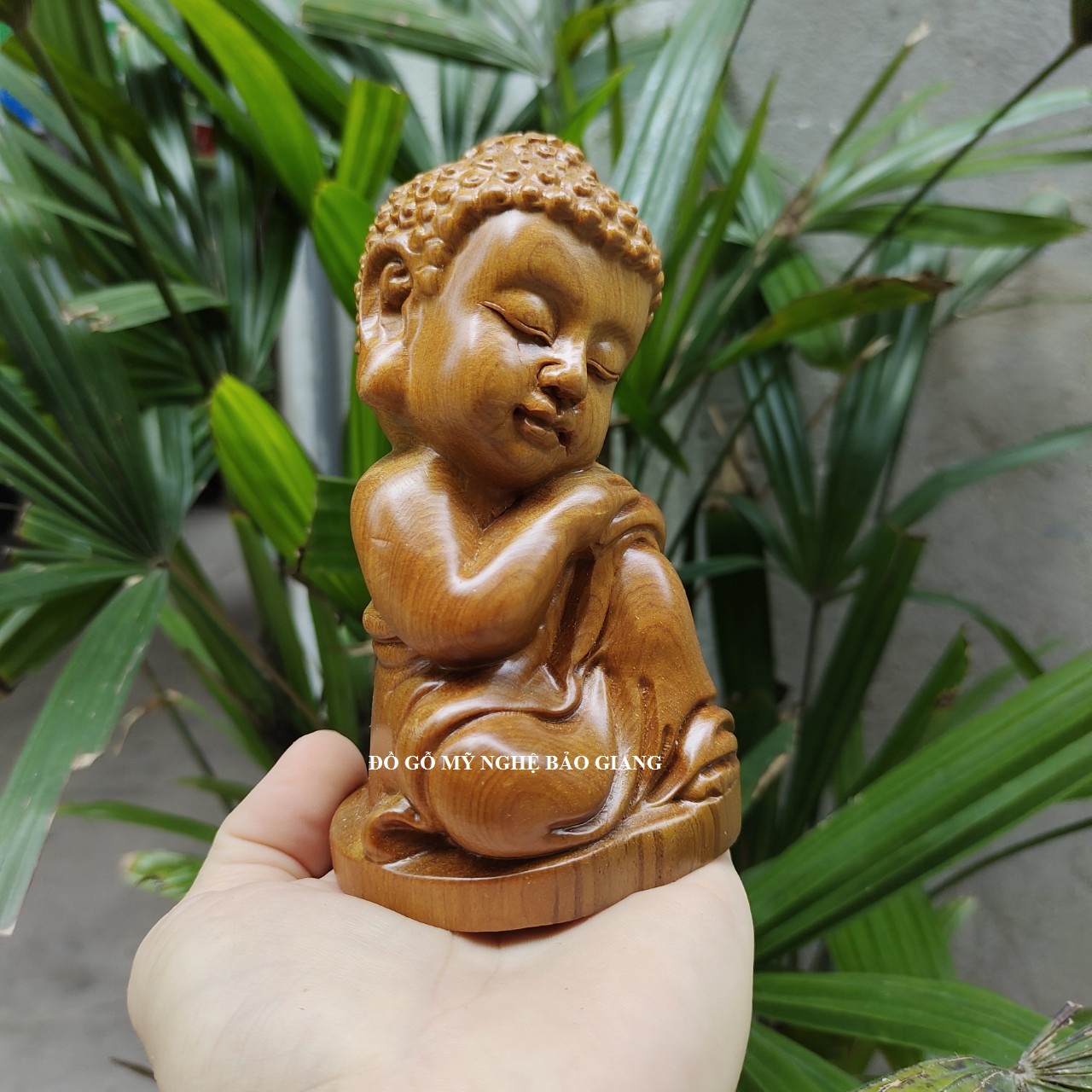 Tượng chú tiểu gỗ bách xanh có mùi thơm