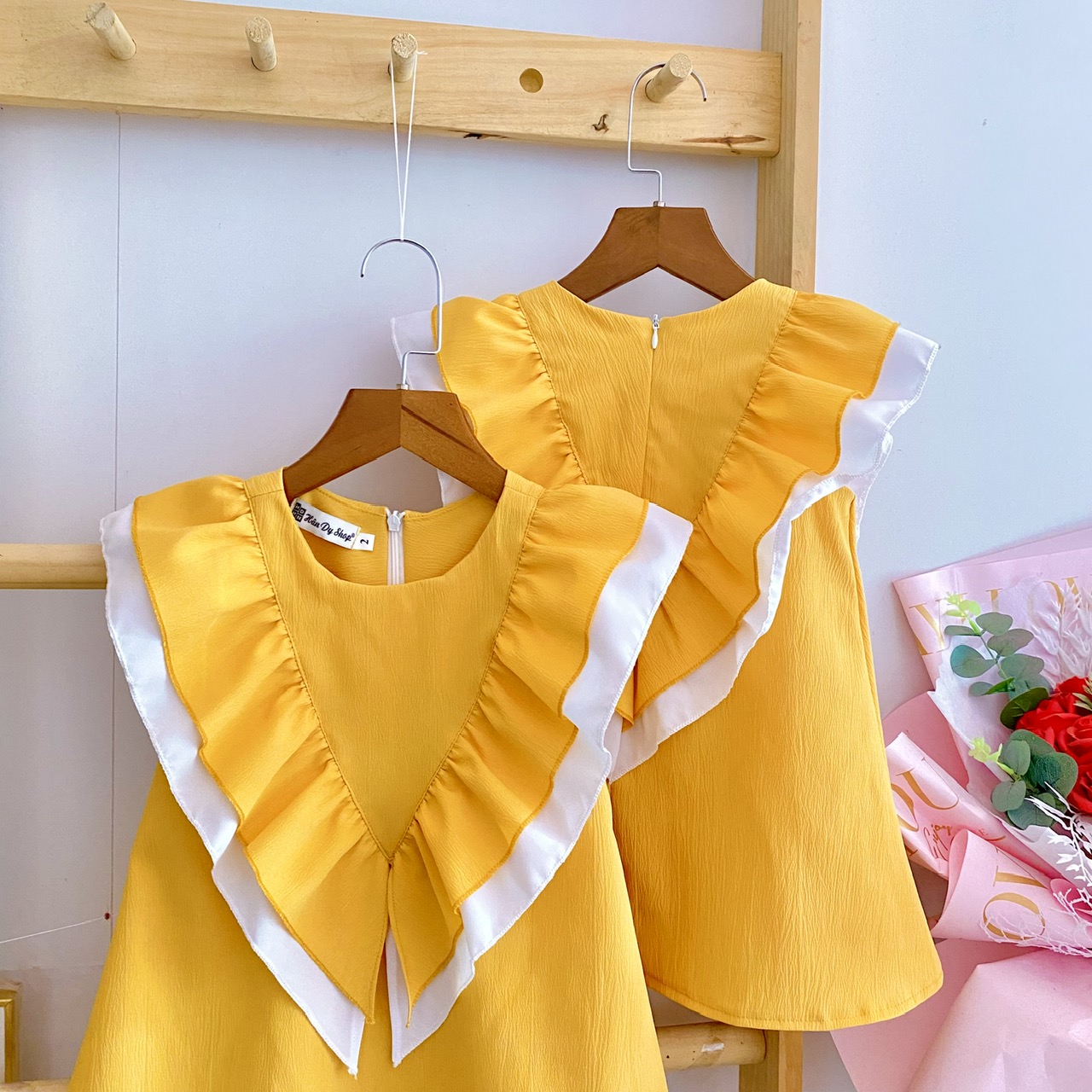 Đầm cổ tròn nhún bèo phối trắng dáng A
