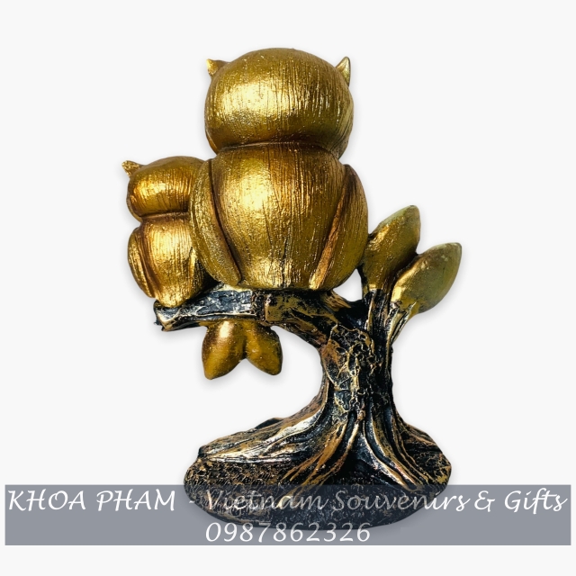 Bộ đôi chim cú mèo đậu cành cây cao thấp
