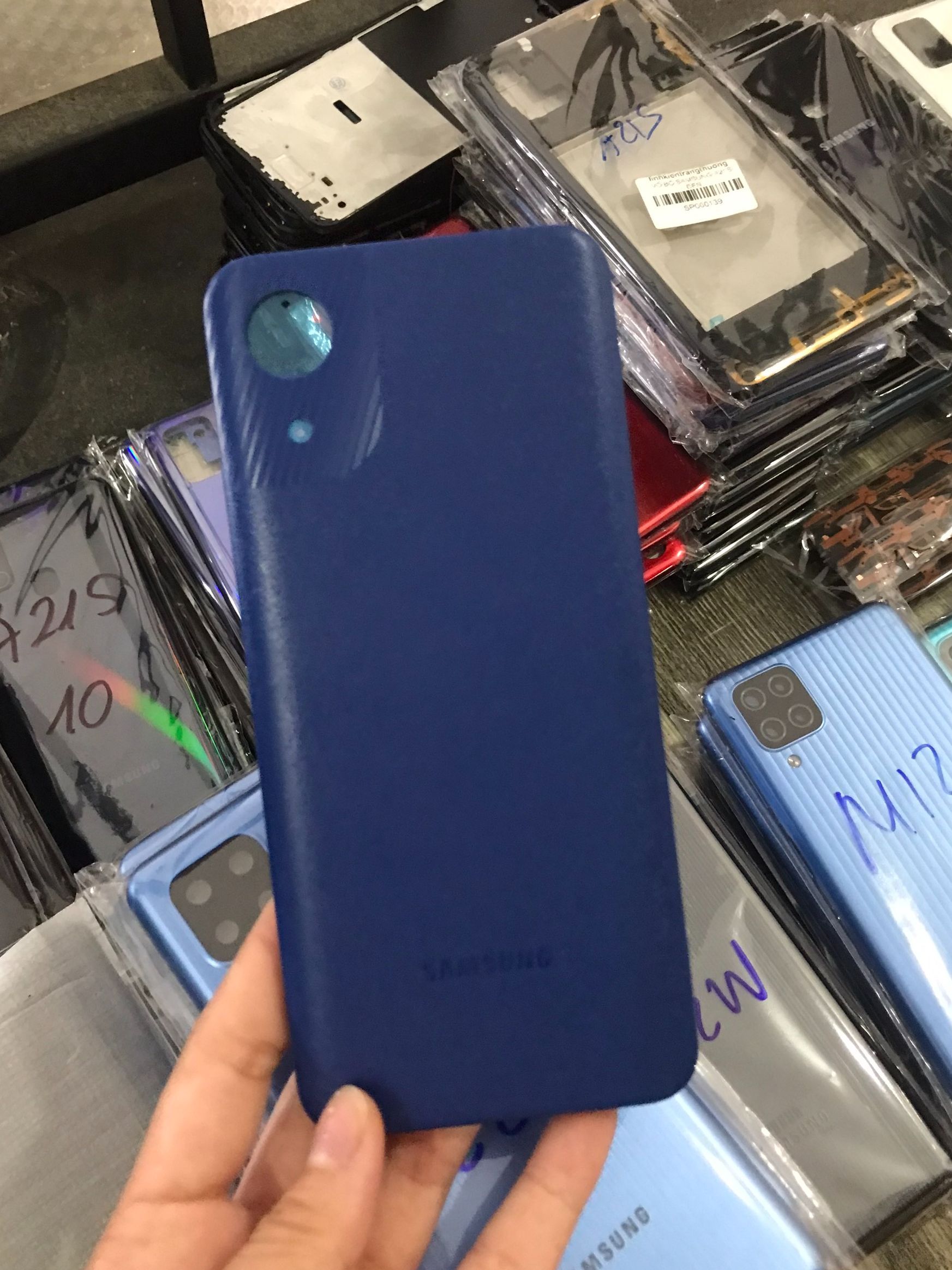 Nắp lưng samsung A03 core có kèm nút bấm