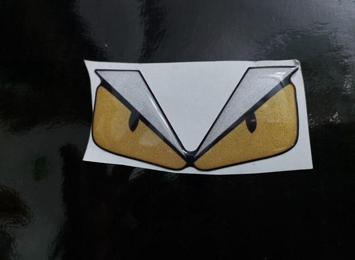 Logo mắt khủng long Fendi nổi phản quang