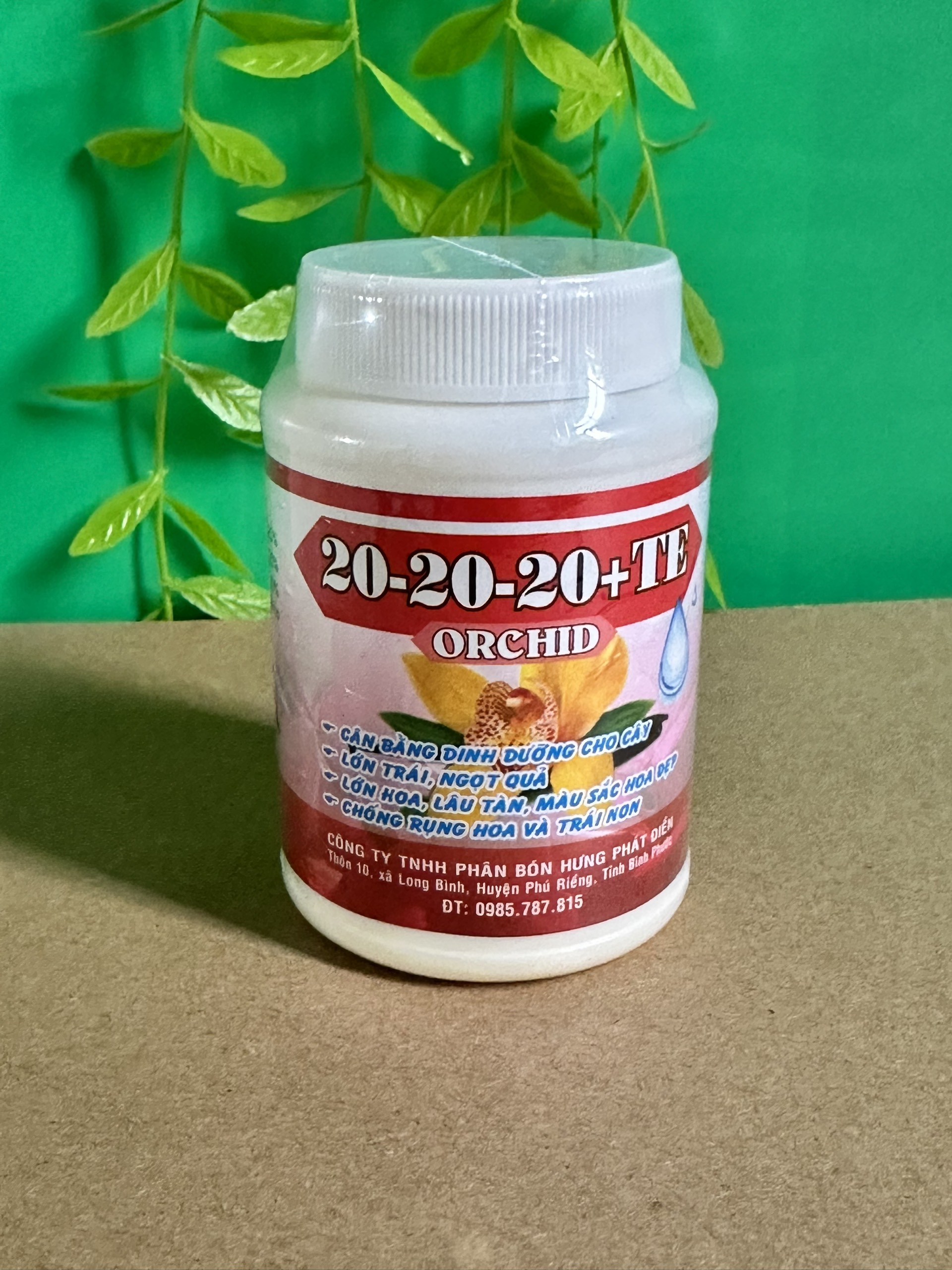 Phân bón lá 20-20-20+TE cung cấp đủ dinh dưỡng trong quá trình phát triển dành cho hoa lan cây cảnh