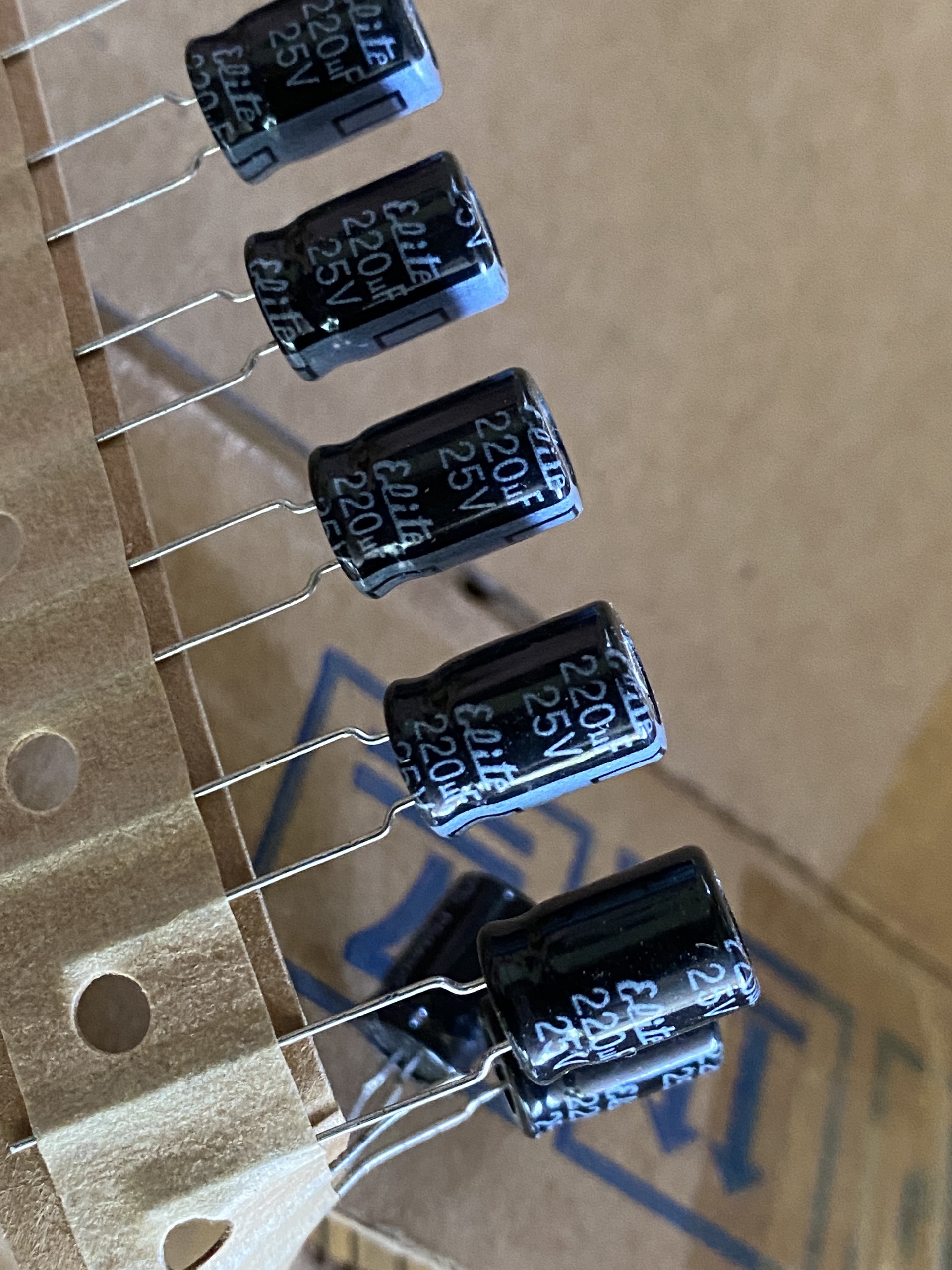 10 tụ 220uf/25v elite