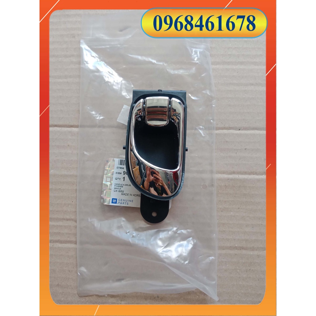 TAY MỞ CỬA TRONG VIVANT