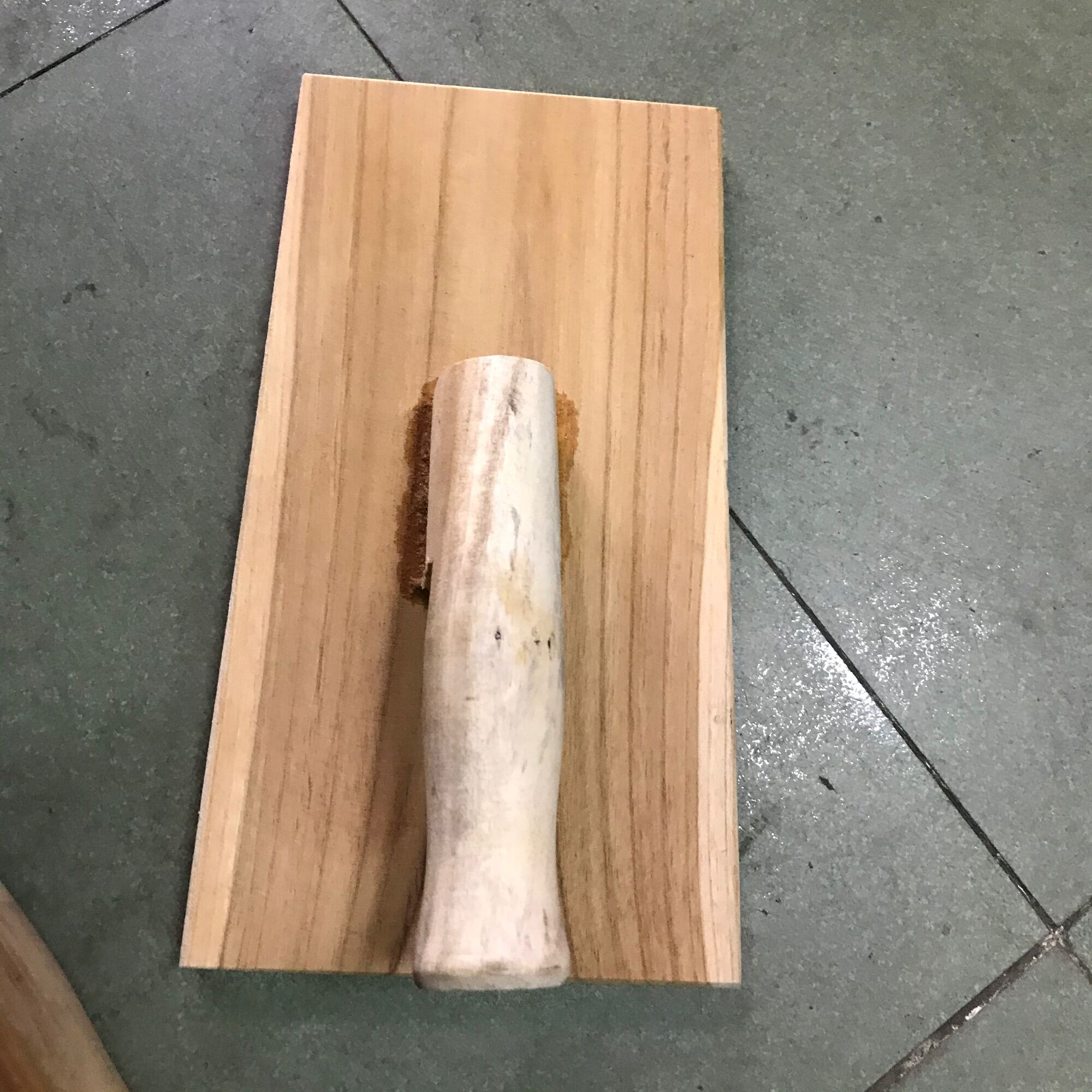 Bàn chà gỗ giá tỵ