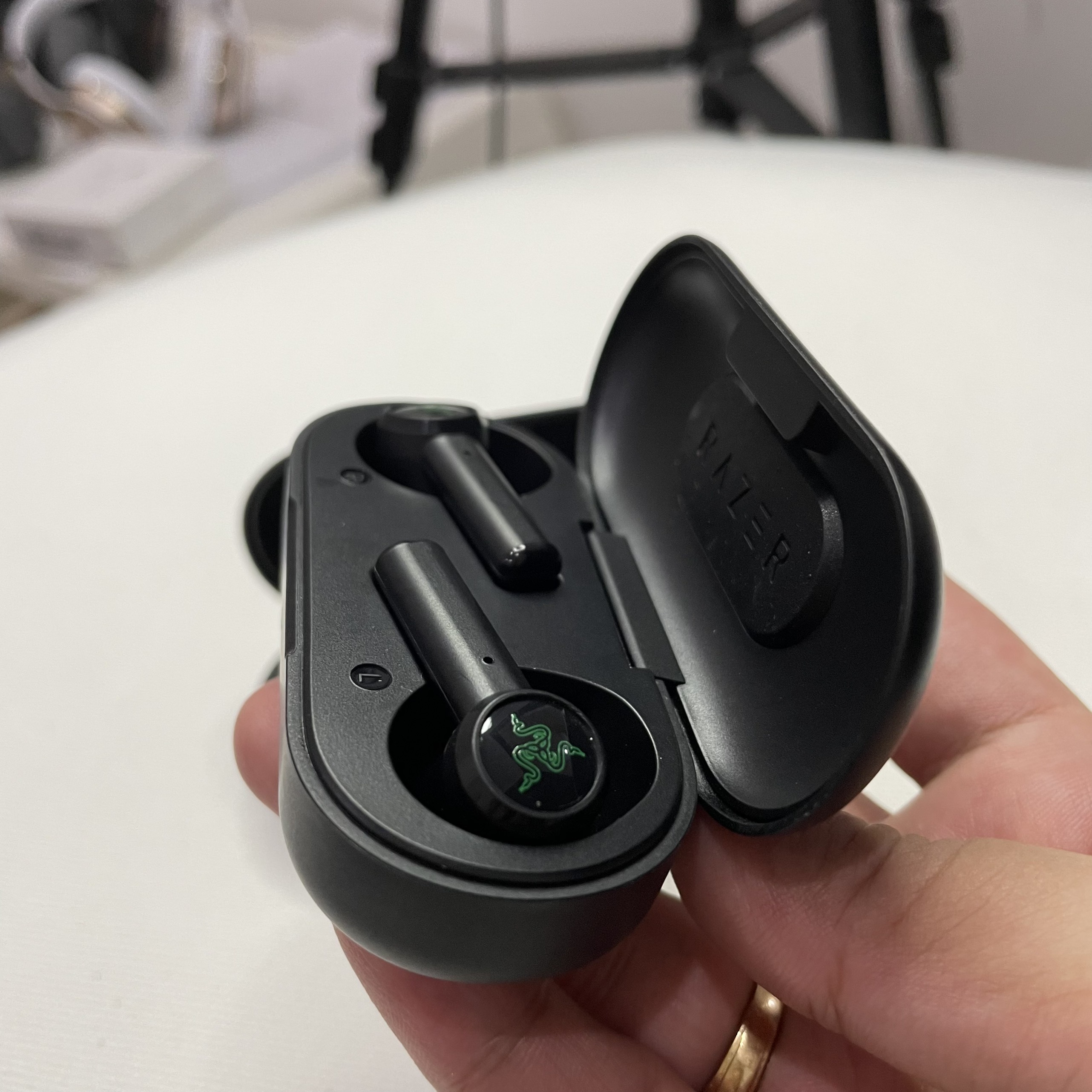 Tai nghe Razer Hammerhead True Wireless - CORAL STORE