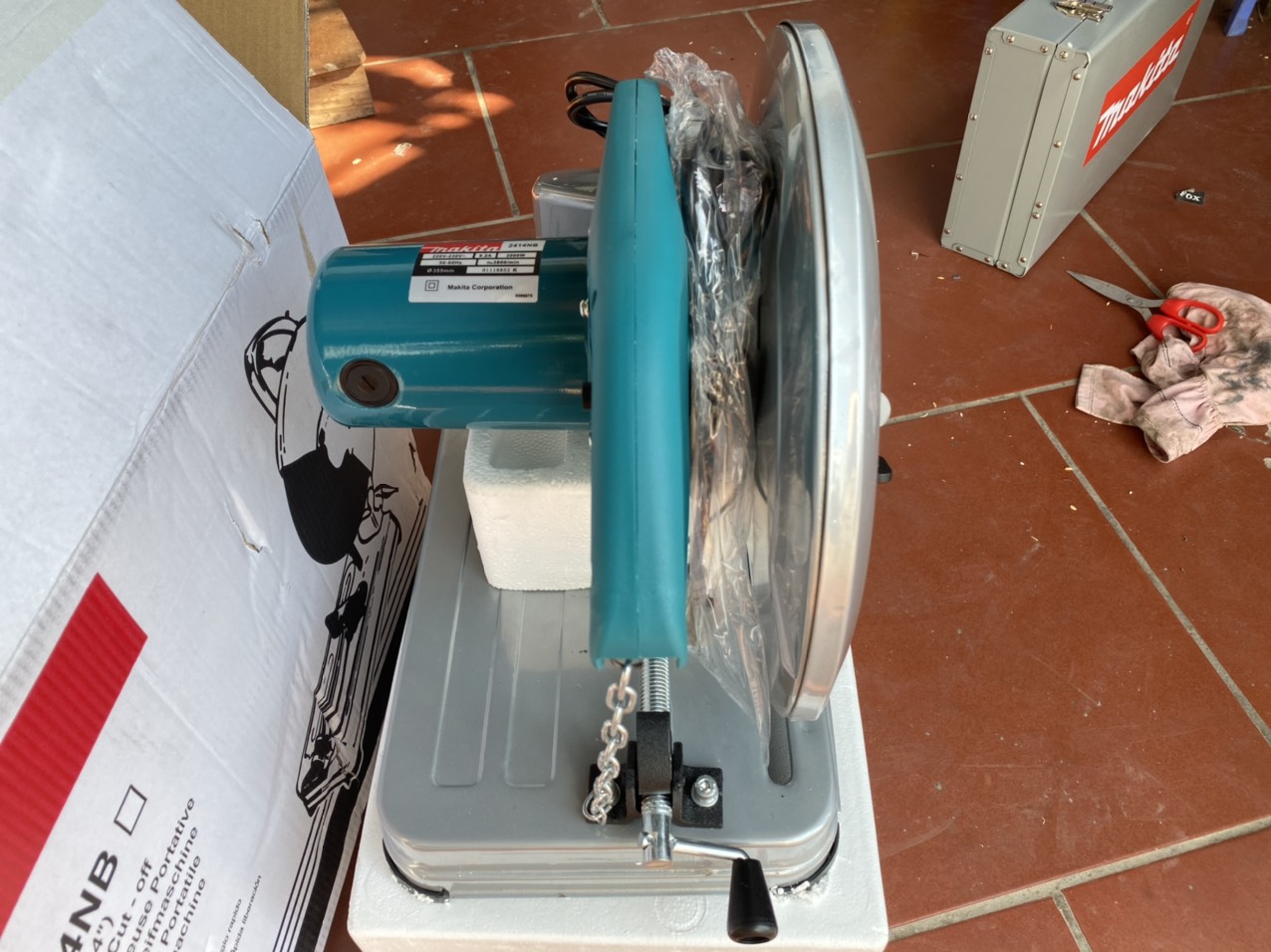 Máy cắt sắt bàn makita 2414NB.