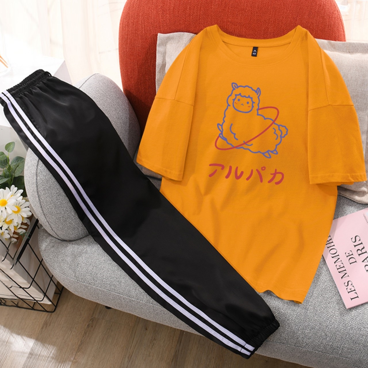 Sét Bộ Đồ Mùa Hè Ulzzang Nữ Xinh Cute Mặc Đi Chơi Dạo Phố, Chất Liệu Áo Cotton Organic Màu Trắng Ngắn Tay Cổ Tròn In 3D Hoạt Hình Cute Kèm Quần Thun Bo Chun Gấu Hai Rót Phong Cách