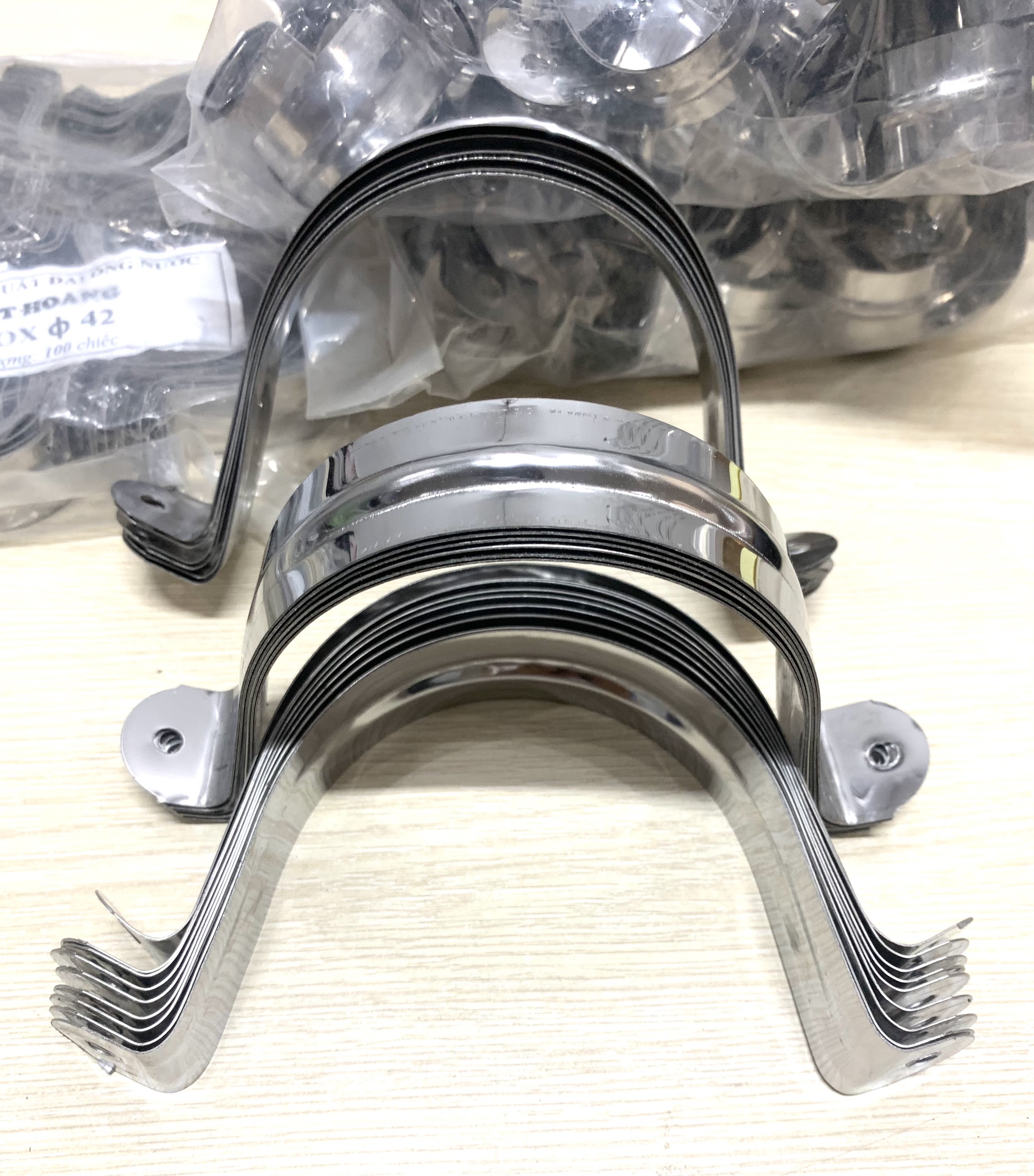 Cùm ống nước đai gân omega inox