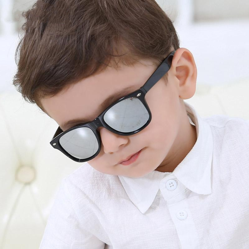 Với những chiếc kính râm này, bạn không chỉ có thể bảo vệ mắt mình khỏi tia UV mà còn làm nổi bật phong cách của mình. Thiết kế độc đáo, màu sắc đa dạng và chất lượng tuyệt vời sẽ cho bạn quyền lực khi sử dụng chúng.