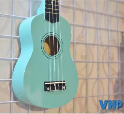 Đàn Ukulele Soprano Gỗ tặng 4 phụ kiện (Bao Sách Dây dự phòng Phím gảy).