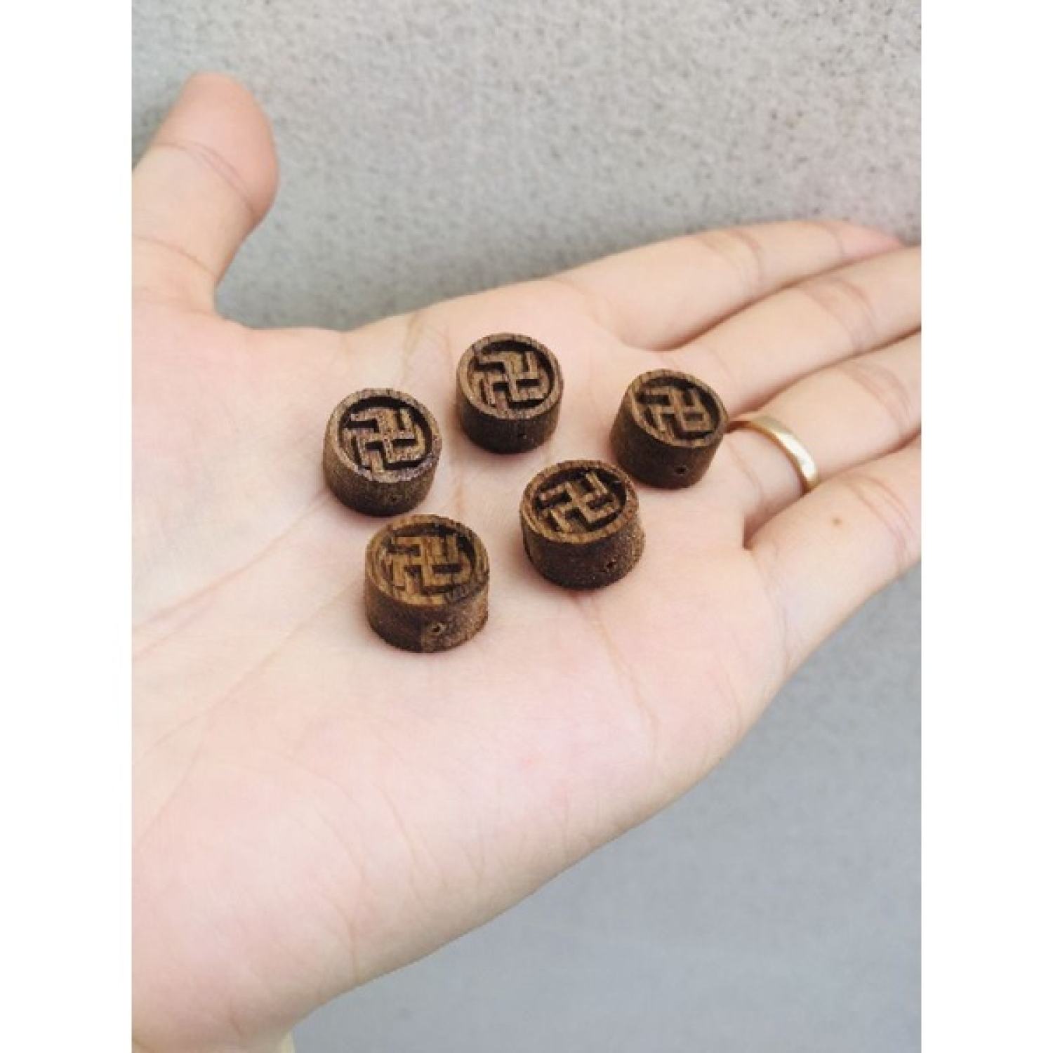 [Tặng dây]Charm Chữ Vạn Trầm Hương Tốc