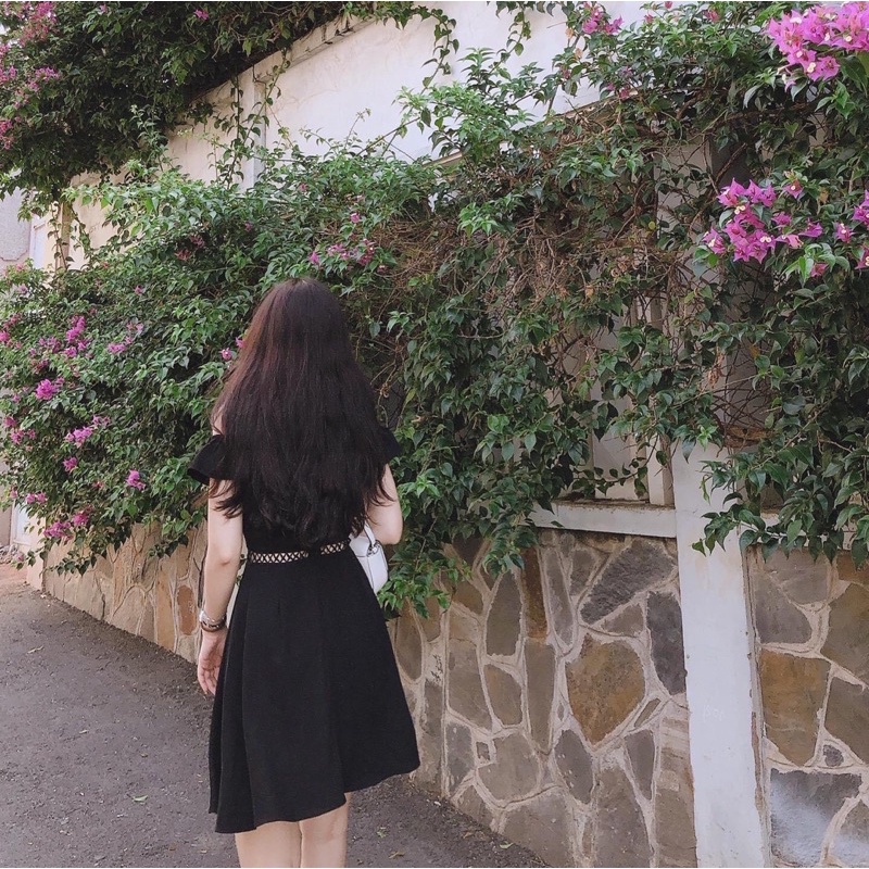 Đầm đen hạ vai ruchan