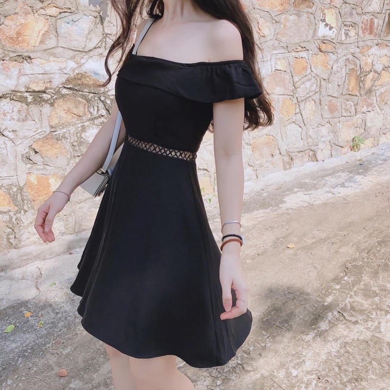 Đầm đen hạ vai ruchan