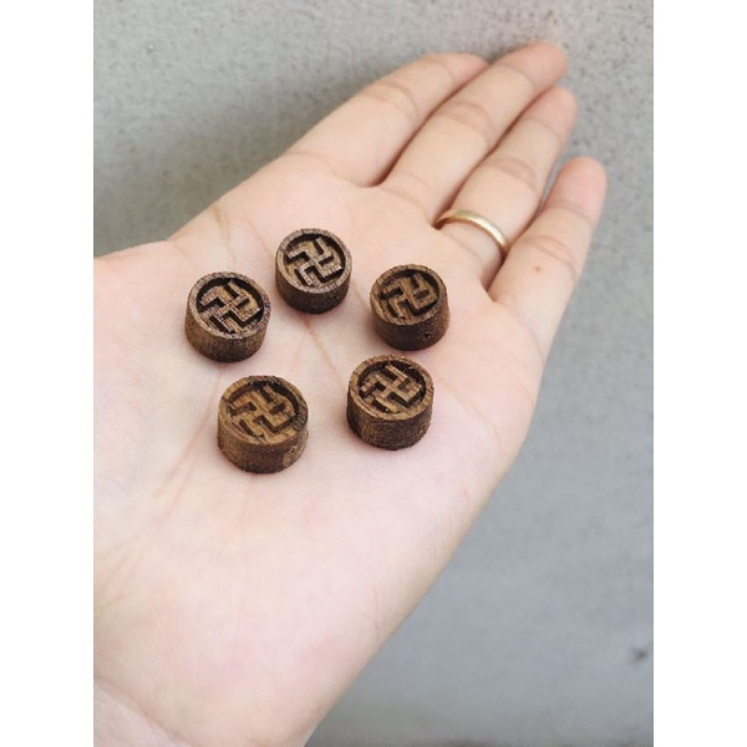 [Tặng dây]Charm Chữ Vạn Trầm Hương Tốc