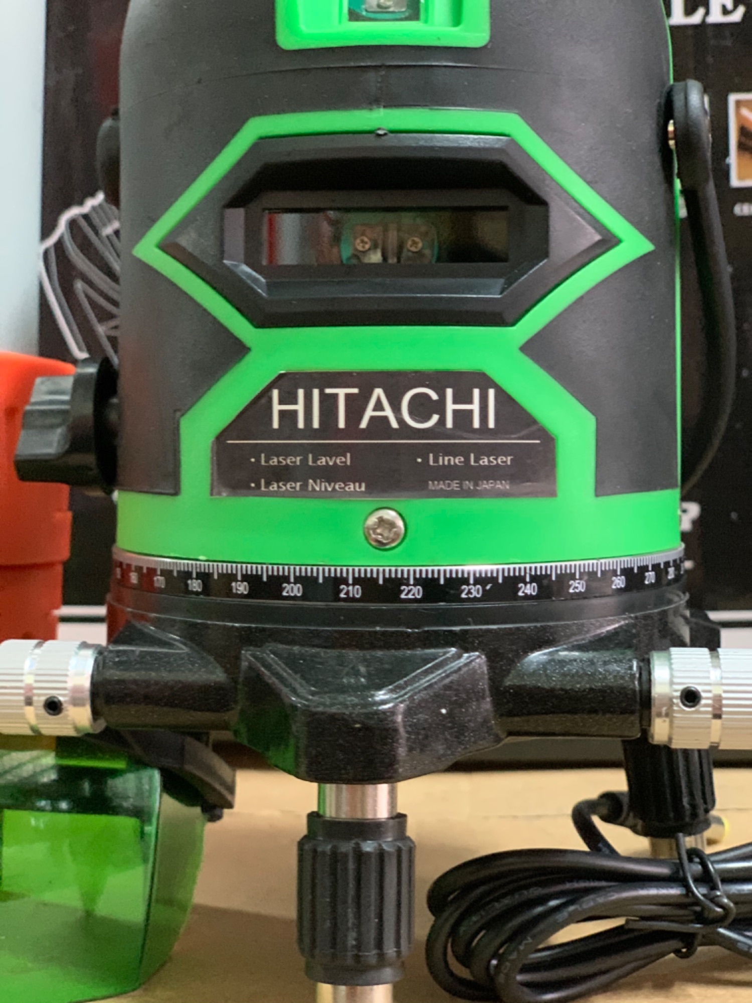 máy laze hitachi 5 tia xanh