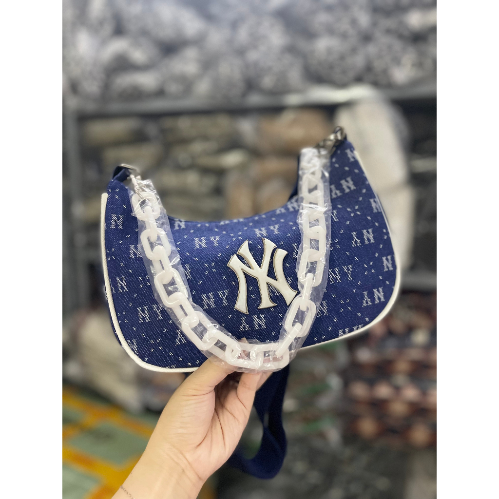 Túi MLB Đeo Chéo Kèm Dây Xích Trắng