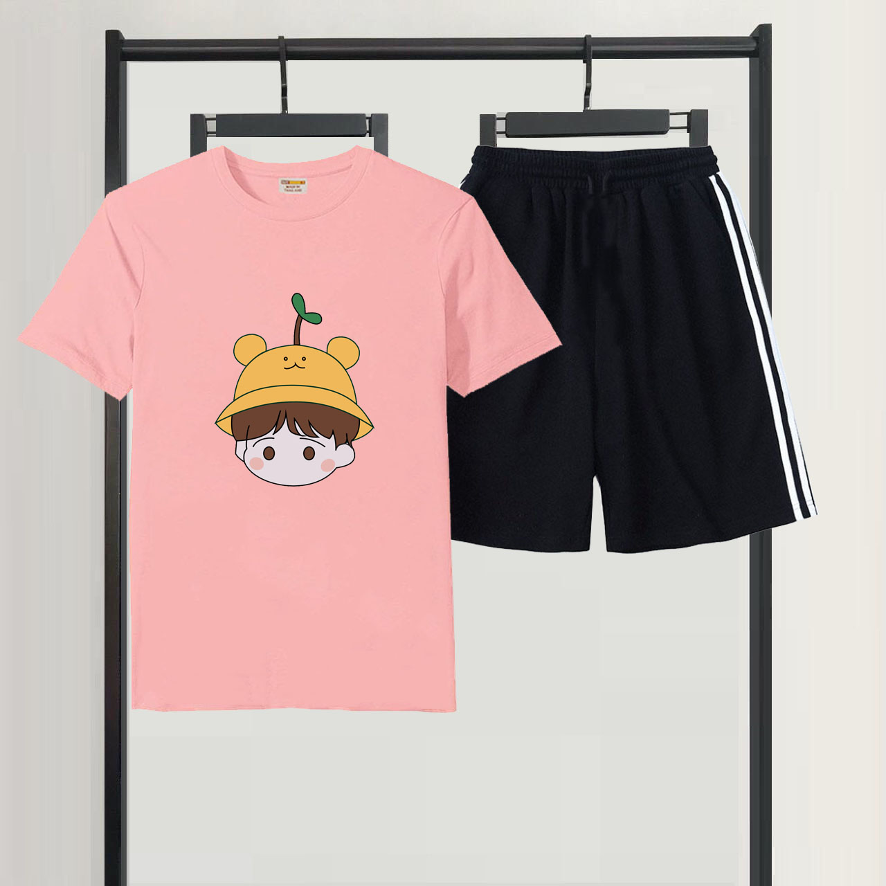 Sét Quần Áo Đùi Mùa Hè Nữ Xinh Cute Mặc Đi Chơi Dạo Phố, Áo Cotton Organic Ngắn Tay Cổ Tròn In 3D Cậu Bé Mũ Mầm Cute Kèm Quần Đùi Ba Sọc