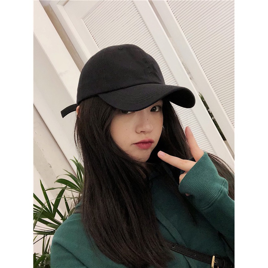 Mũ lưỡi trai trơn màu đen phong cách