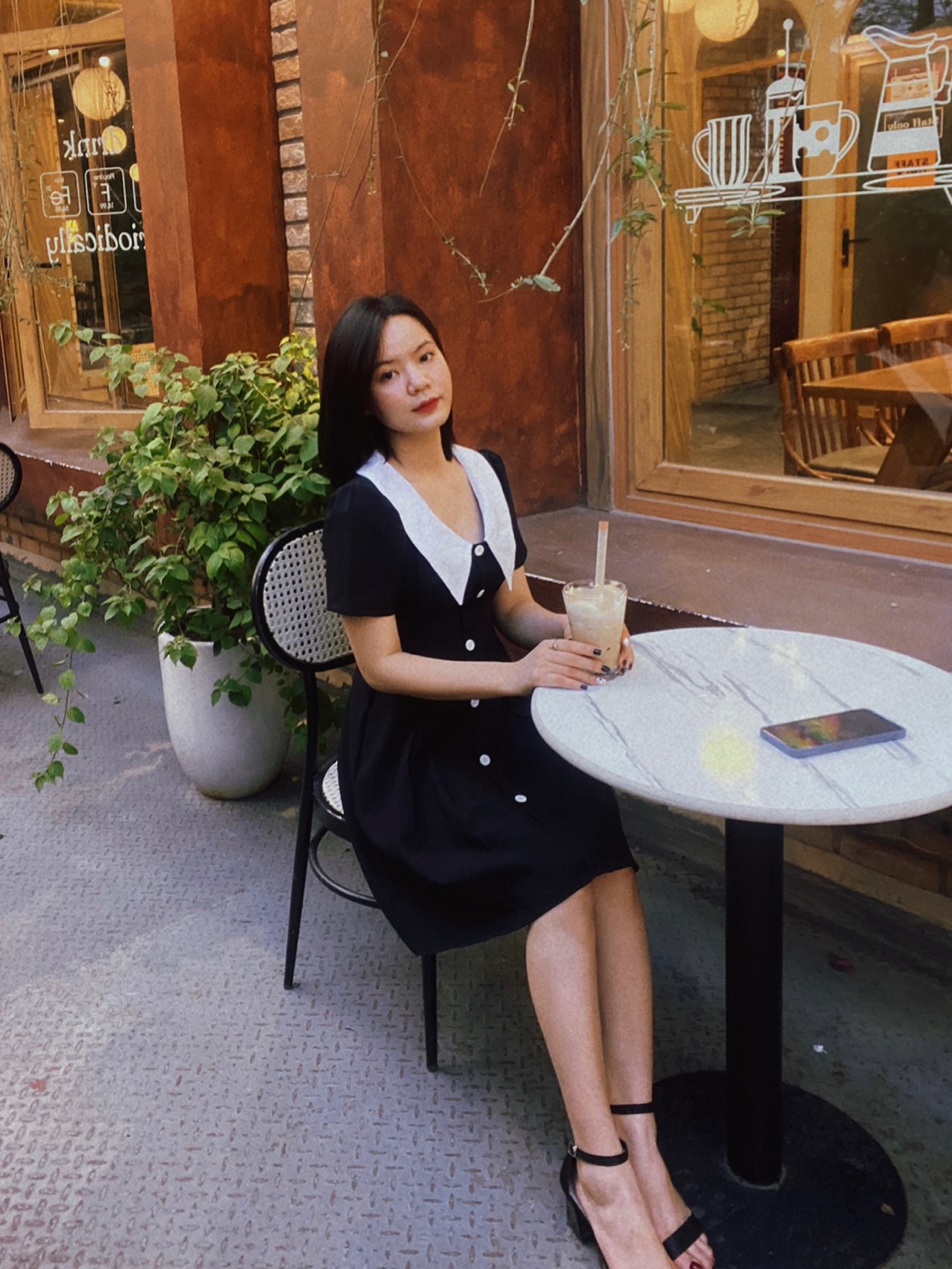 Đầm đen cổ trắng nút trước