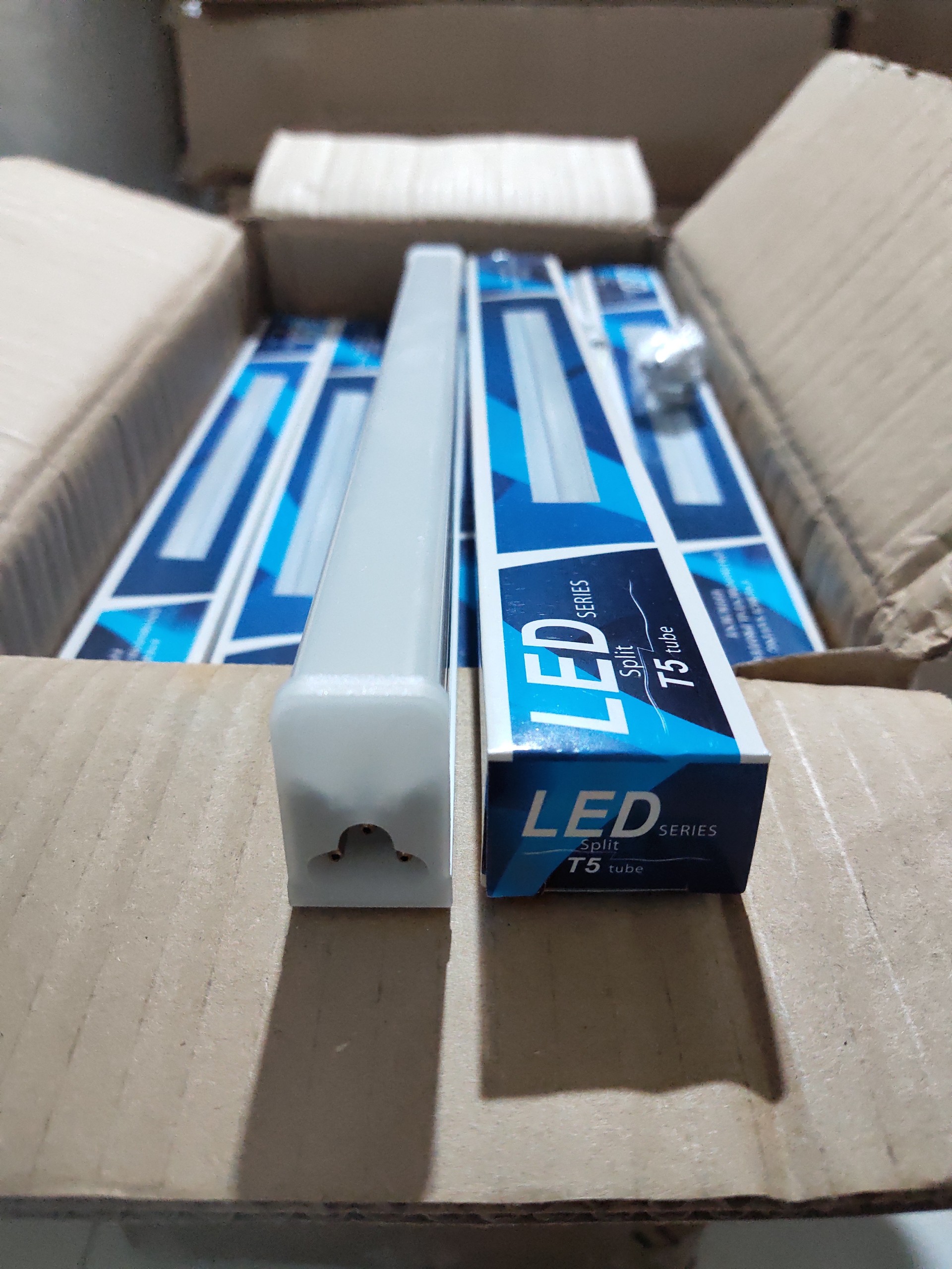 02 Bóng đèn tuýp led T5 hắt trần 0.3m liền máng