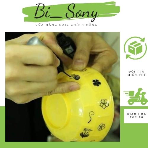 Chén nhựa vàng tập vẽ