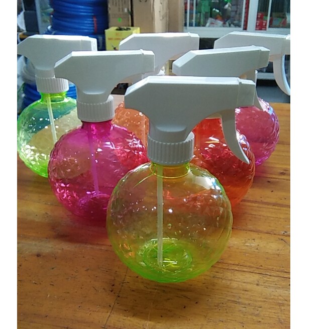 Bình xịt tưới cây hình trái banh xinh xắn