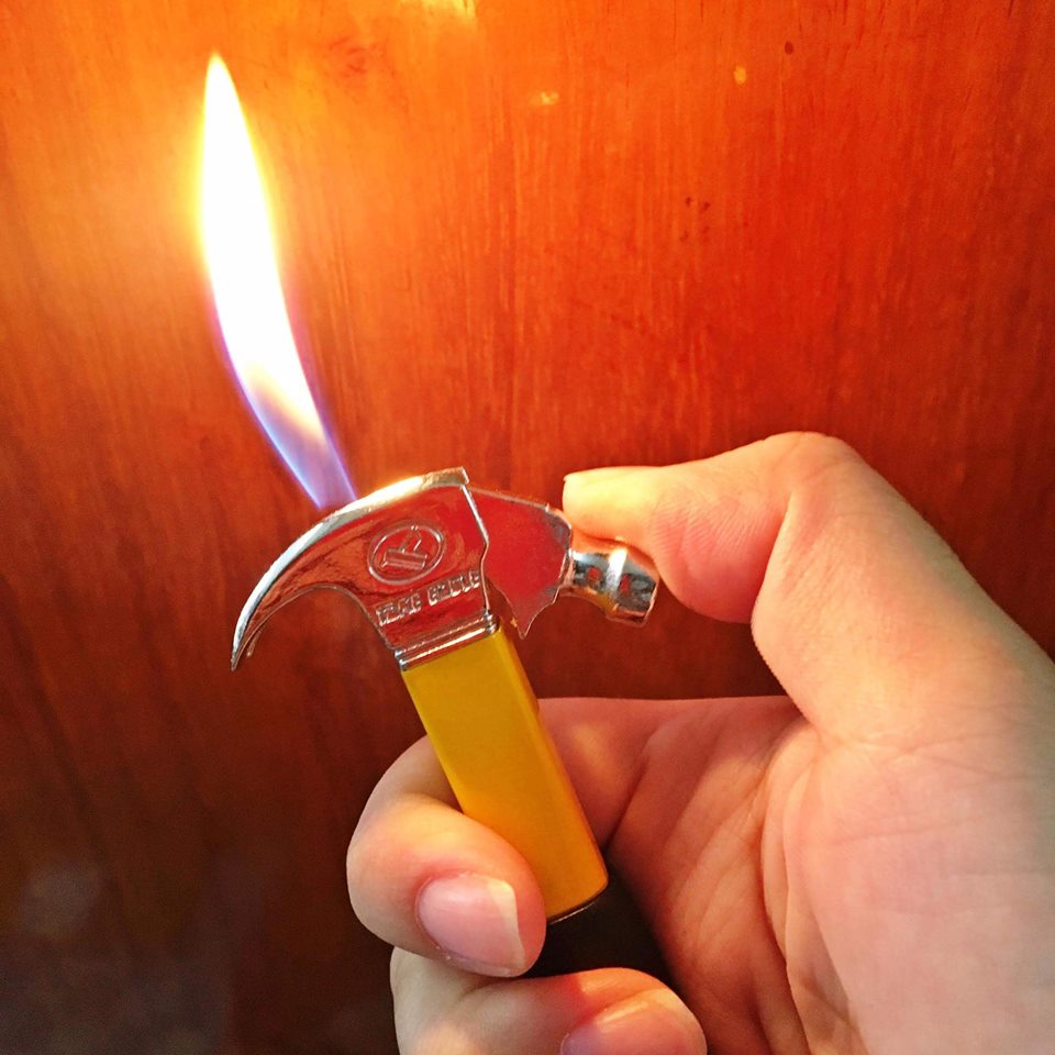 (BẬT LỬA ĐỘC LẠ) HỘT QUẸT KIÊM MÓC KHOÁ HÌNH CÂY BÚA