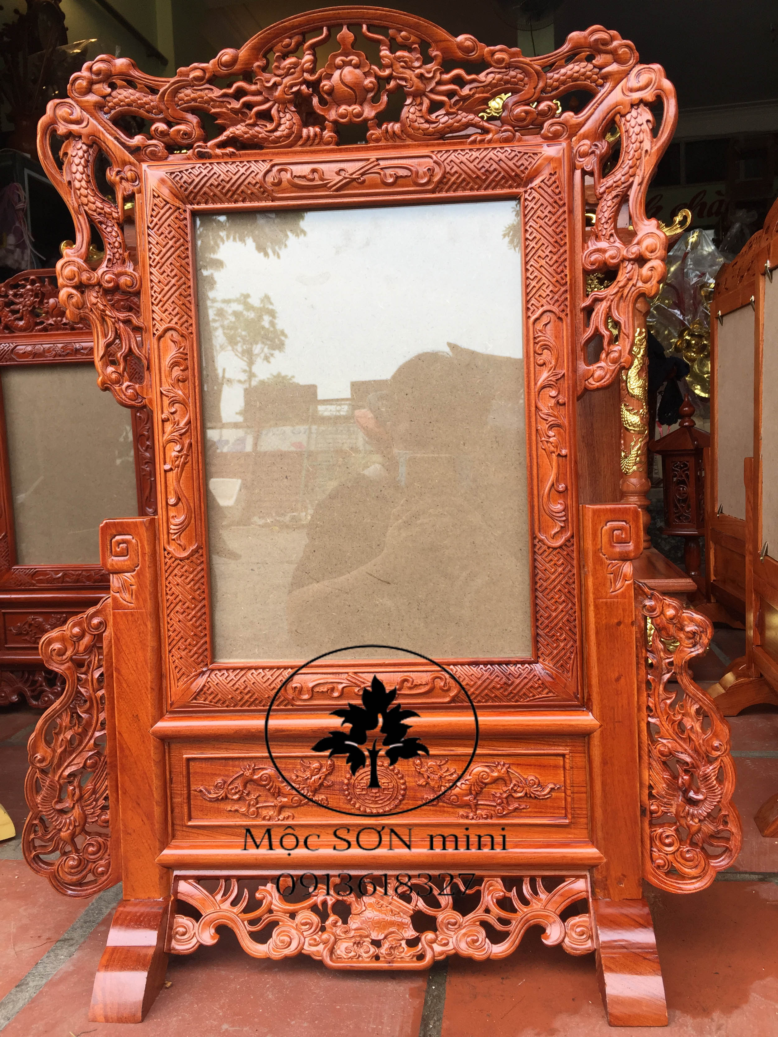 Khung ảnh thờ tứ linh được làm gỗ hương 100%, khung ảnh thờ rồng gấm hàng cực kỳ sắc nét có 2 kiểu cỡ ảnh 21x31 và 25x35