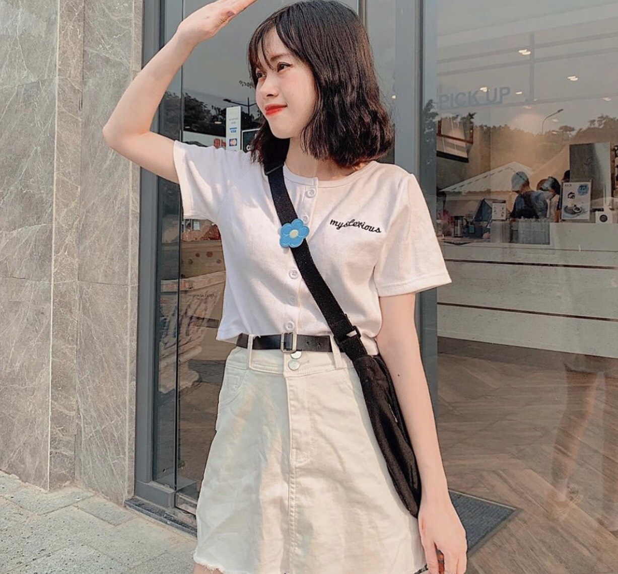 Croptop gân gài nút thêu chữ