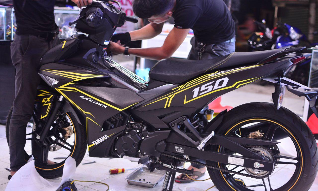 Tem trùm xe exciter 150 đen chỉ vàng -làm tem xe exciter 150  theo yêu cầu - Tem dán xe máy Excite 150  rẻ và đẹp