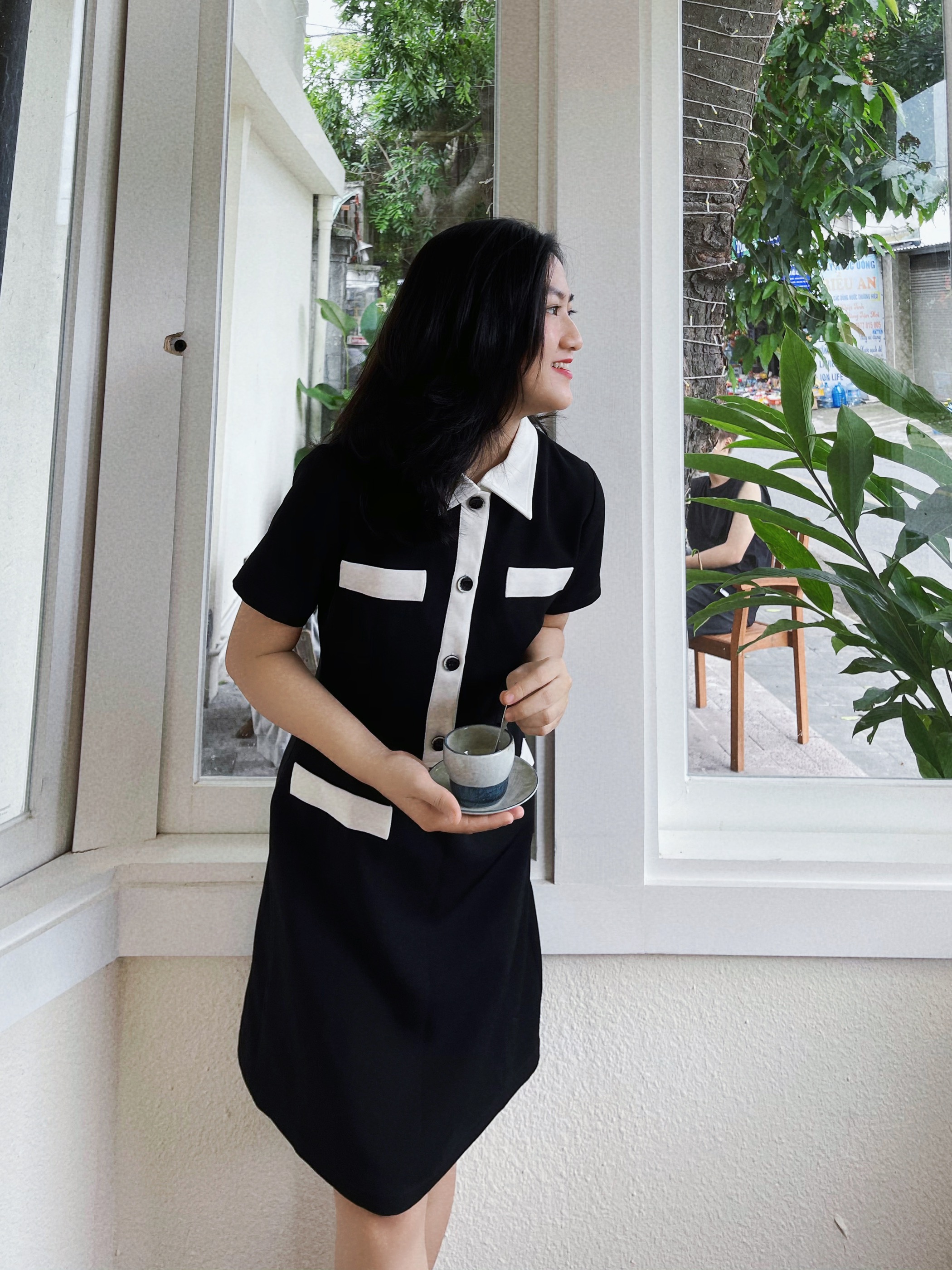 Đầm đen cổ trụ phối trắng - YV LE & CO